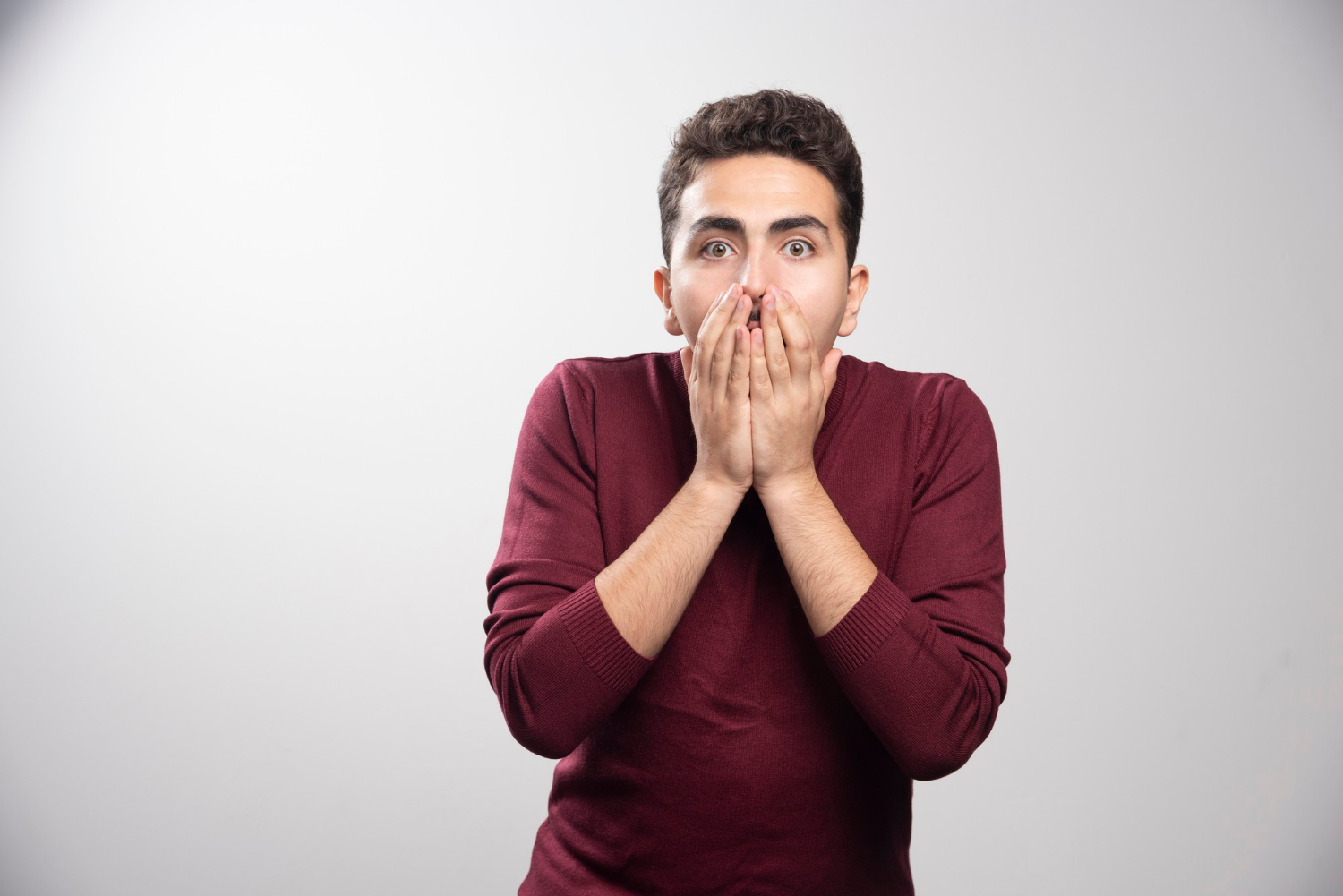 Ein geschockter Mann | Quelle: Freepik