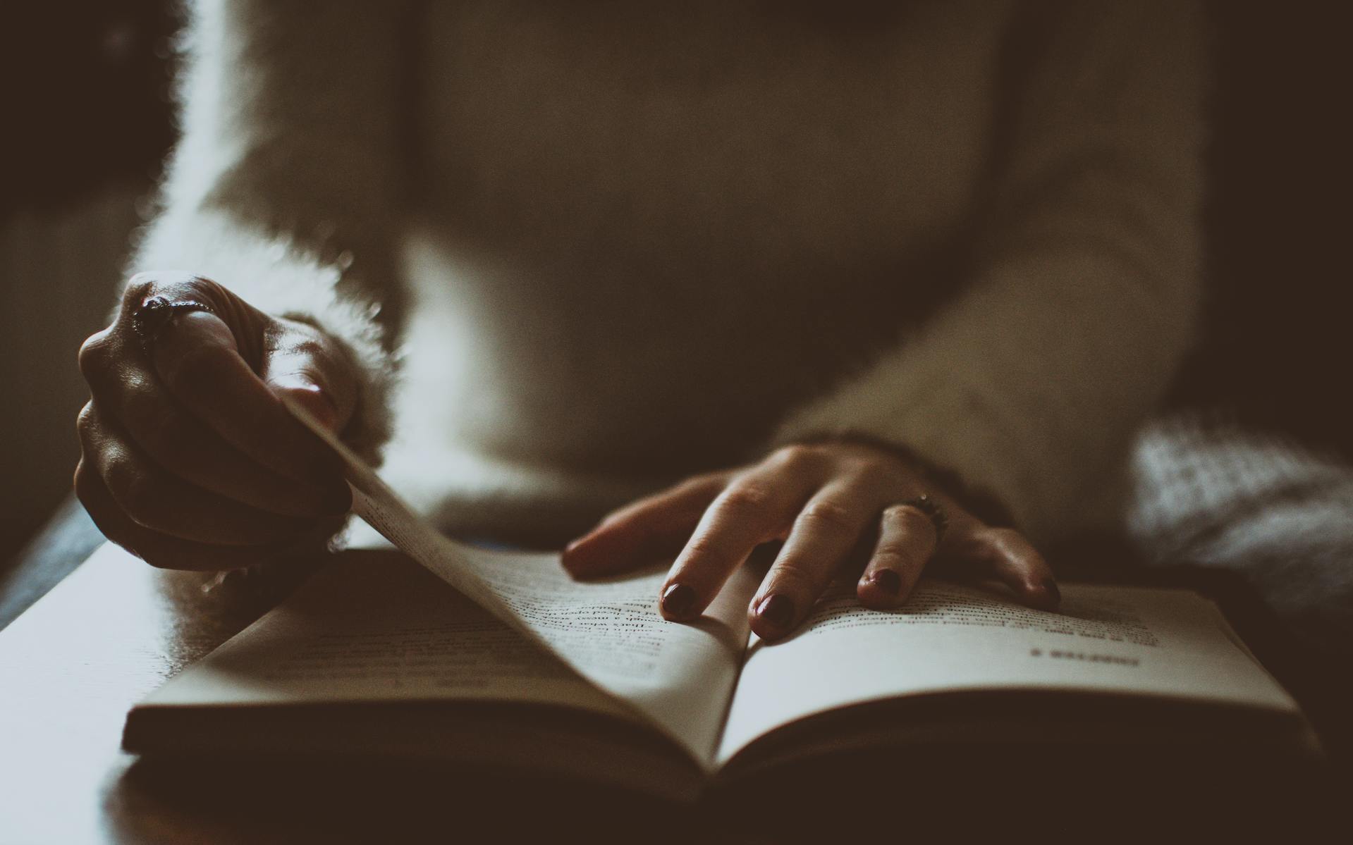 Eine Frau blättert eine Buchseite um | Quelle: Pexels