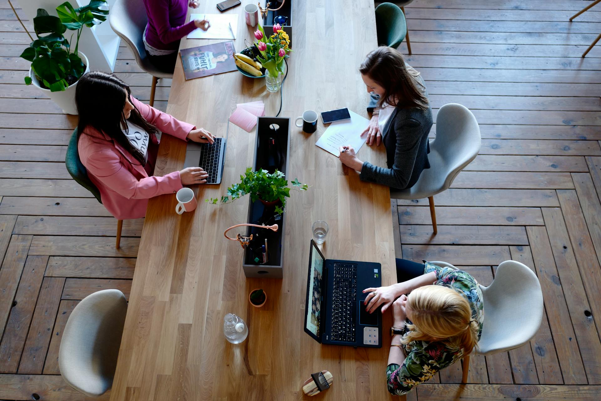 Menschen, die in einem Büro arbeiten | Quelle: Pexels