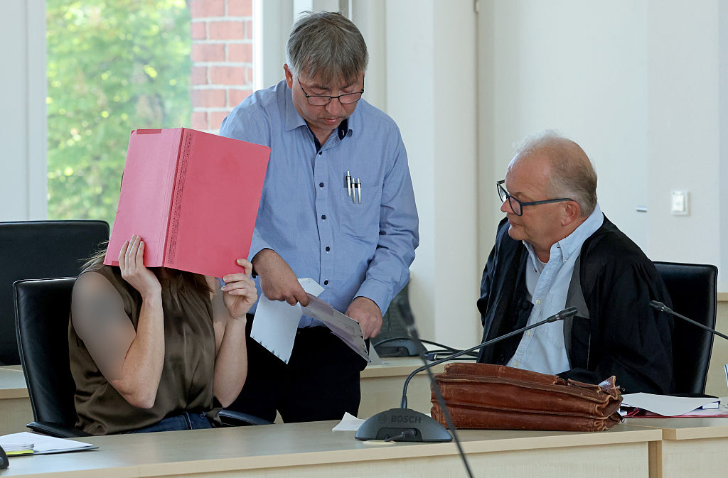 2. Juni 2026, Mecklenburg-Vorpommern, Rostock: Die Angeklagte (v. l. n. r.), Andreas Ohm, Rechtsanwalt, und Thomas Löcker, Rechtsanwalt, im Gerichtssaal des Landgerichts vor der Fortsetzung des Mordprozesses im Fall Fabian. | Quelle: Getty Images