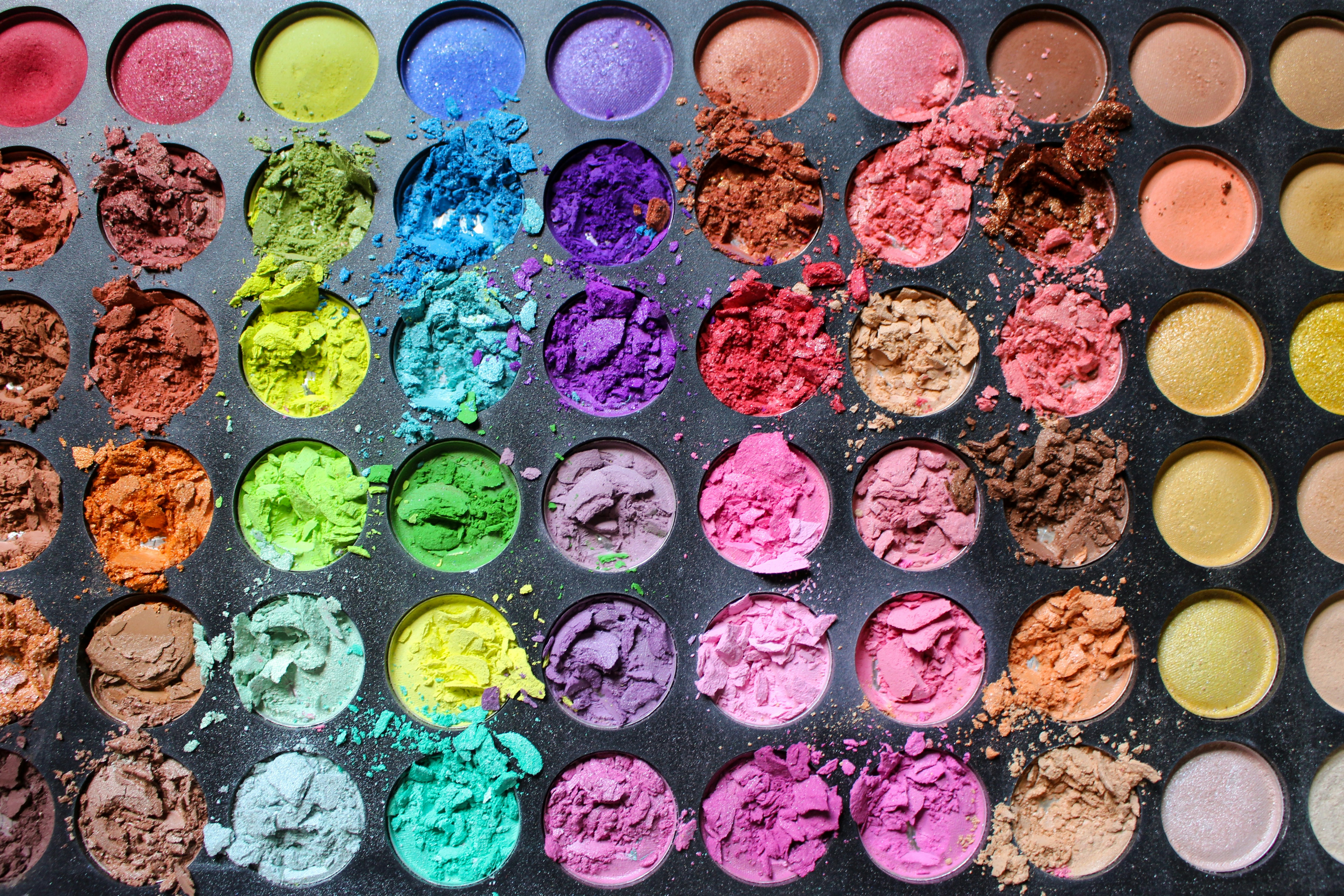 Eine zerbrochene Make-up-Palette | Quelle: Unsplash