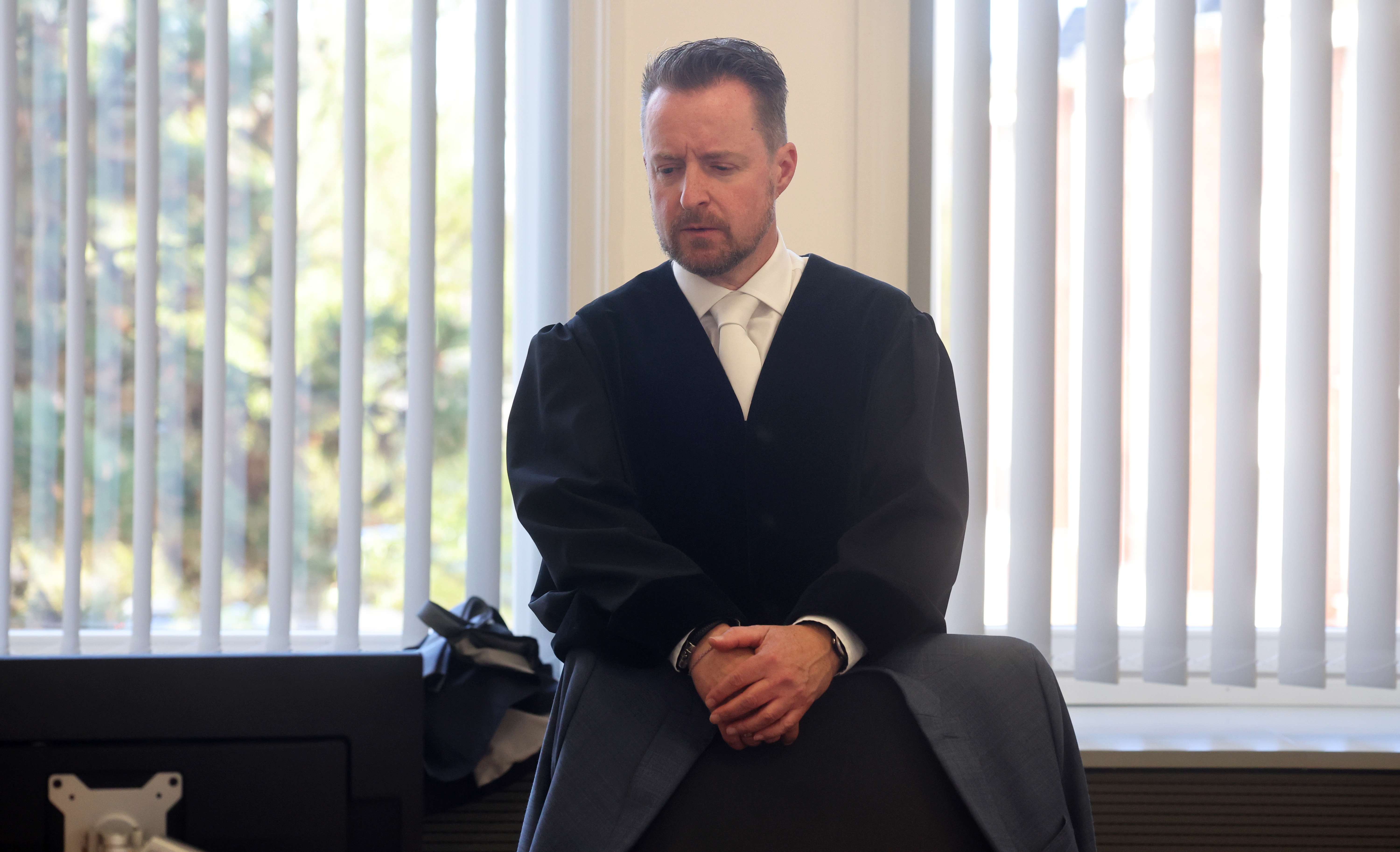 28. April 2026, Mecklenburg-Vorpommern, Rostock: Der leitende Staatsanwalt Harald Nowack wartet vor Beginn des Mordprozesses im Fall Fabian im Gerichtssaal des Landgerichts | Quelle: Getty Images