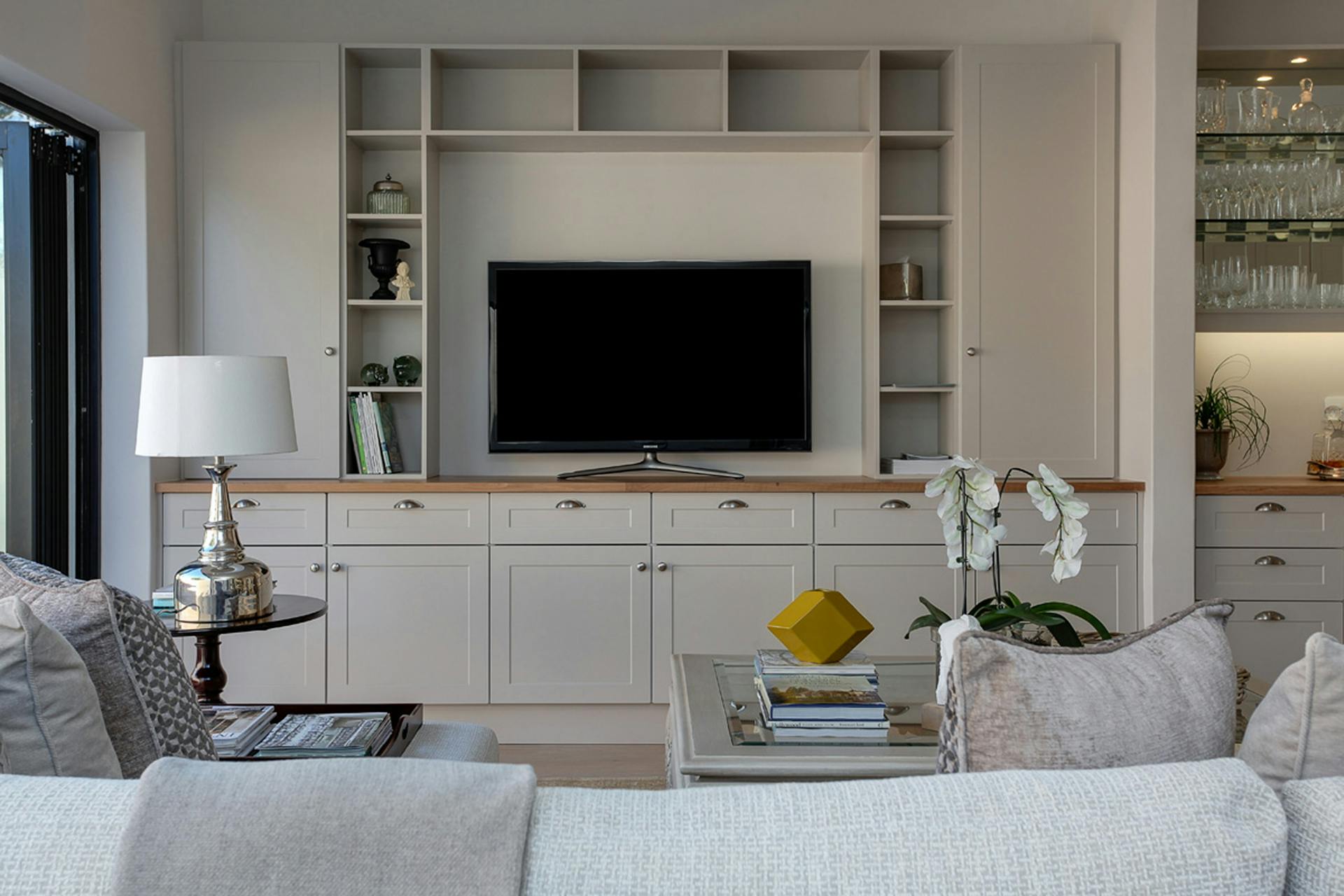 Ein Fernseher in einem Wohnzimmer | Quelle: Pexels