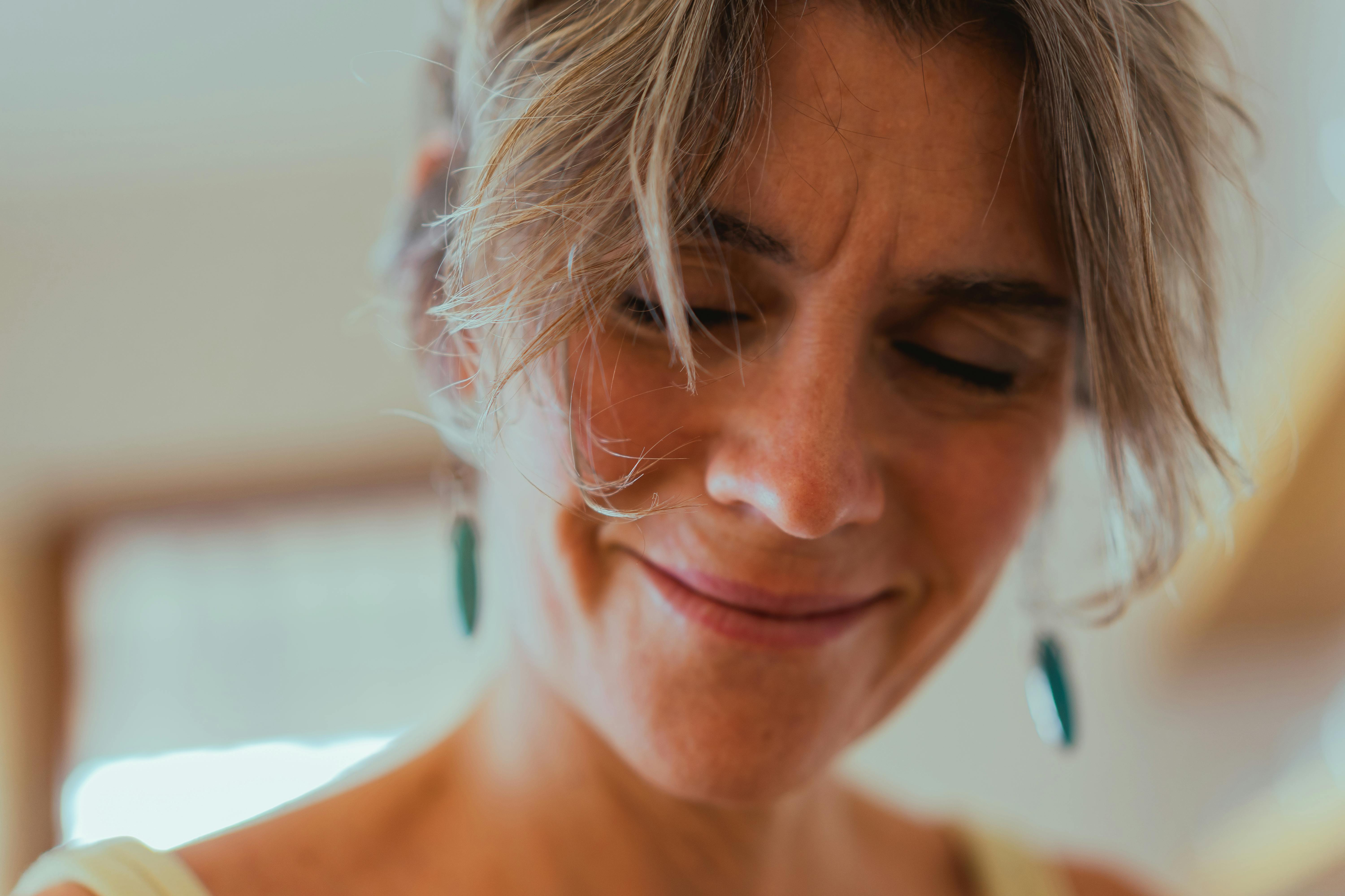 Eine genervte Frau, die lächelt | Quelle: Pexels