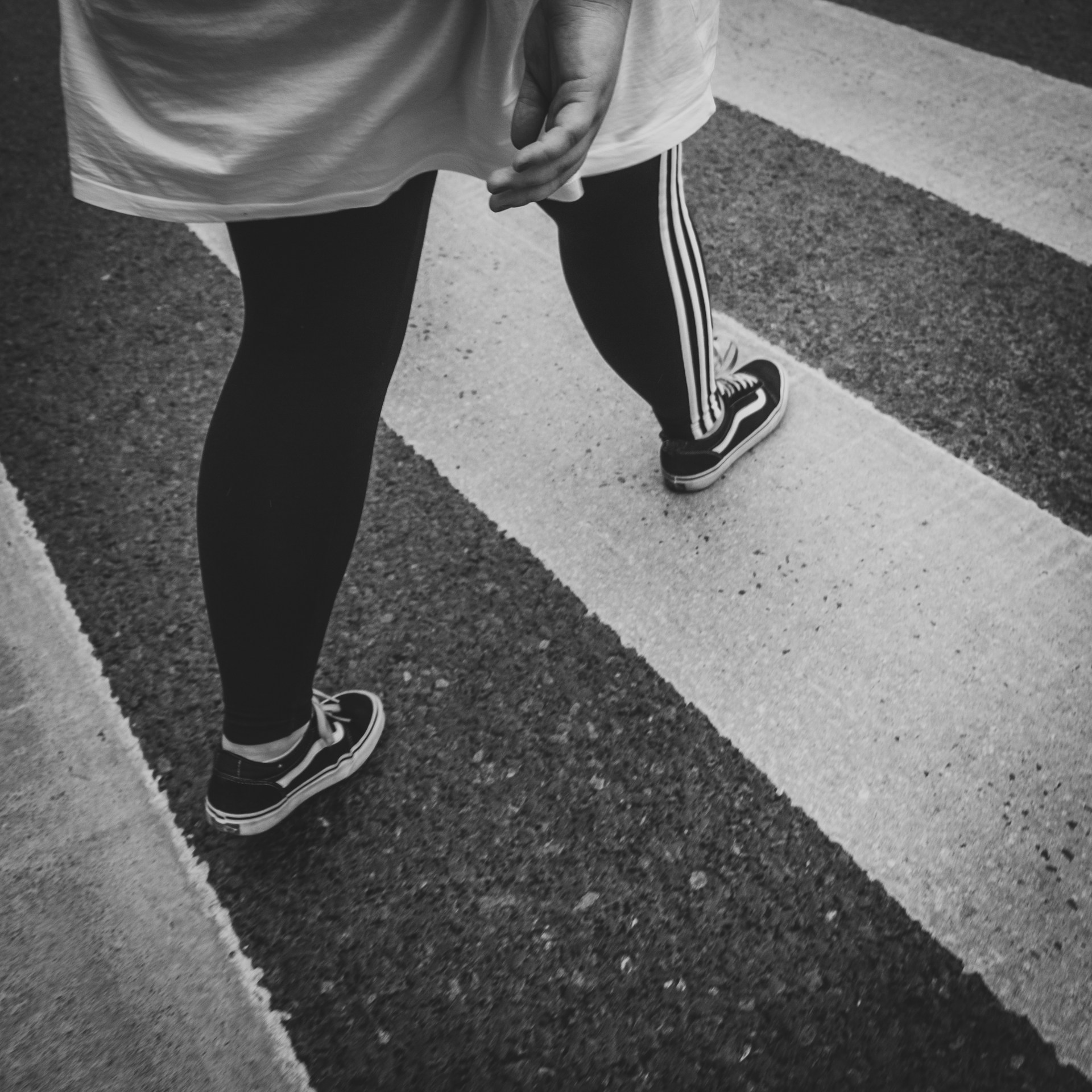Graustufenaufnahme einer Person, die auf der Straße läuft | Quelle: Unsplash