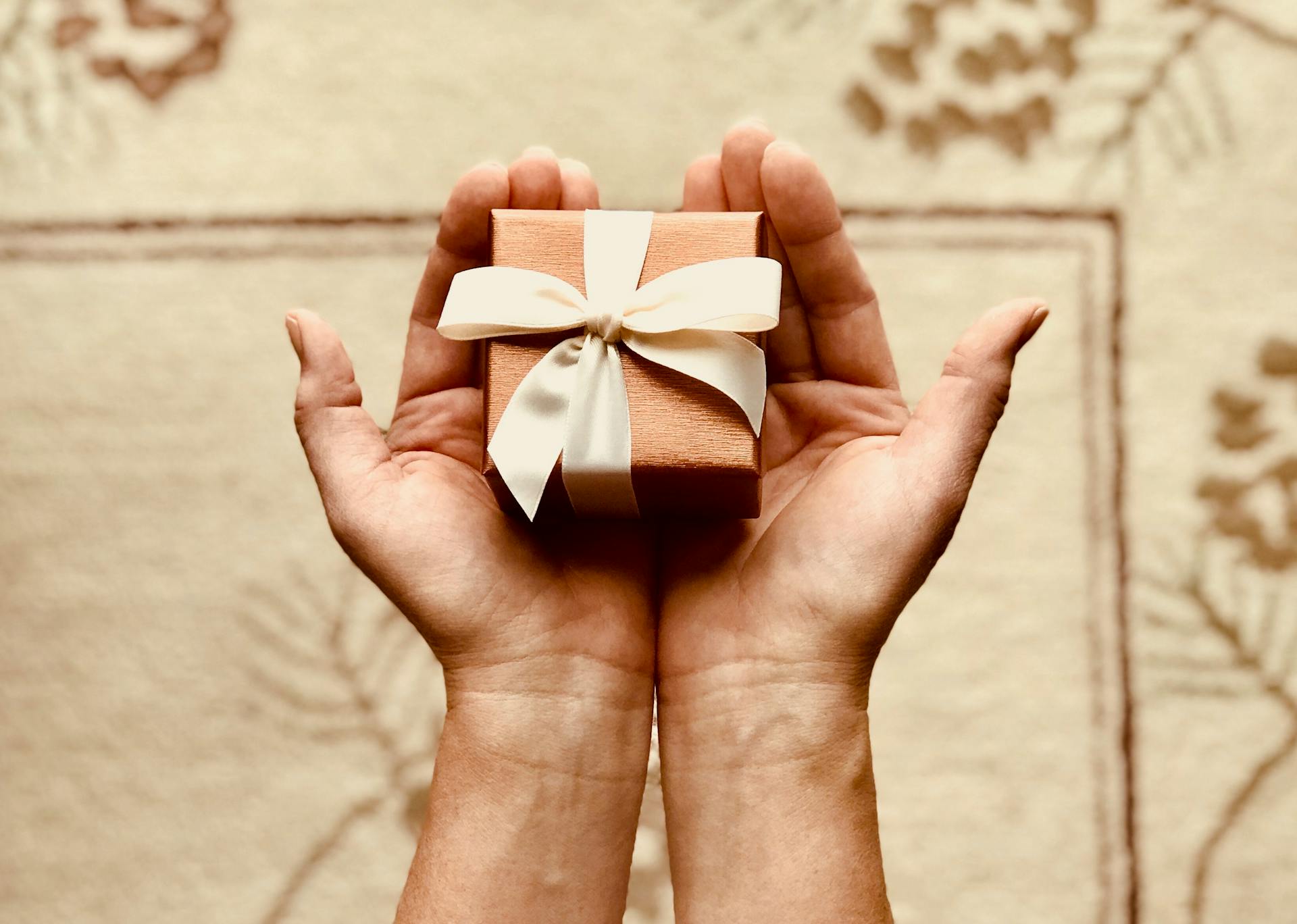 Eine Person hält eine Geschenkbox in der Hand | Quelle: Pexels