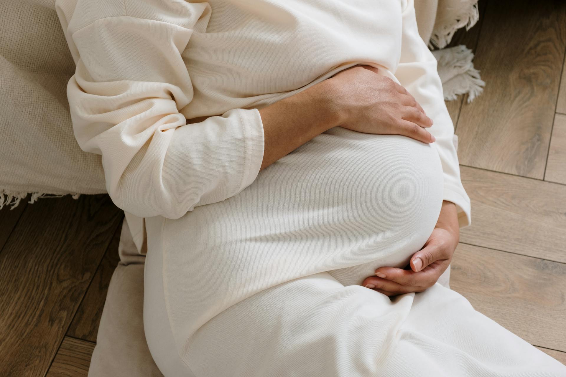 Eine Frau, die ihren Bauch hält | Quelle: Pexels