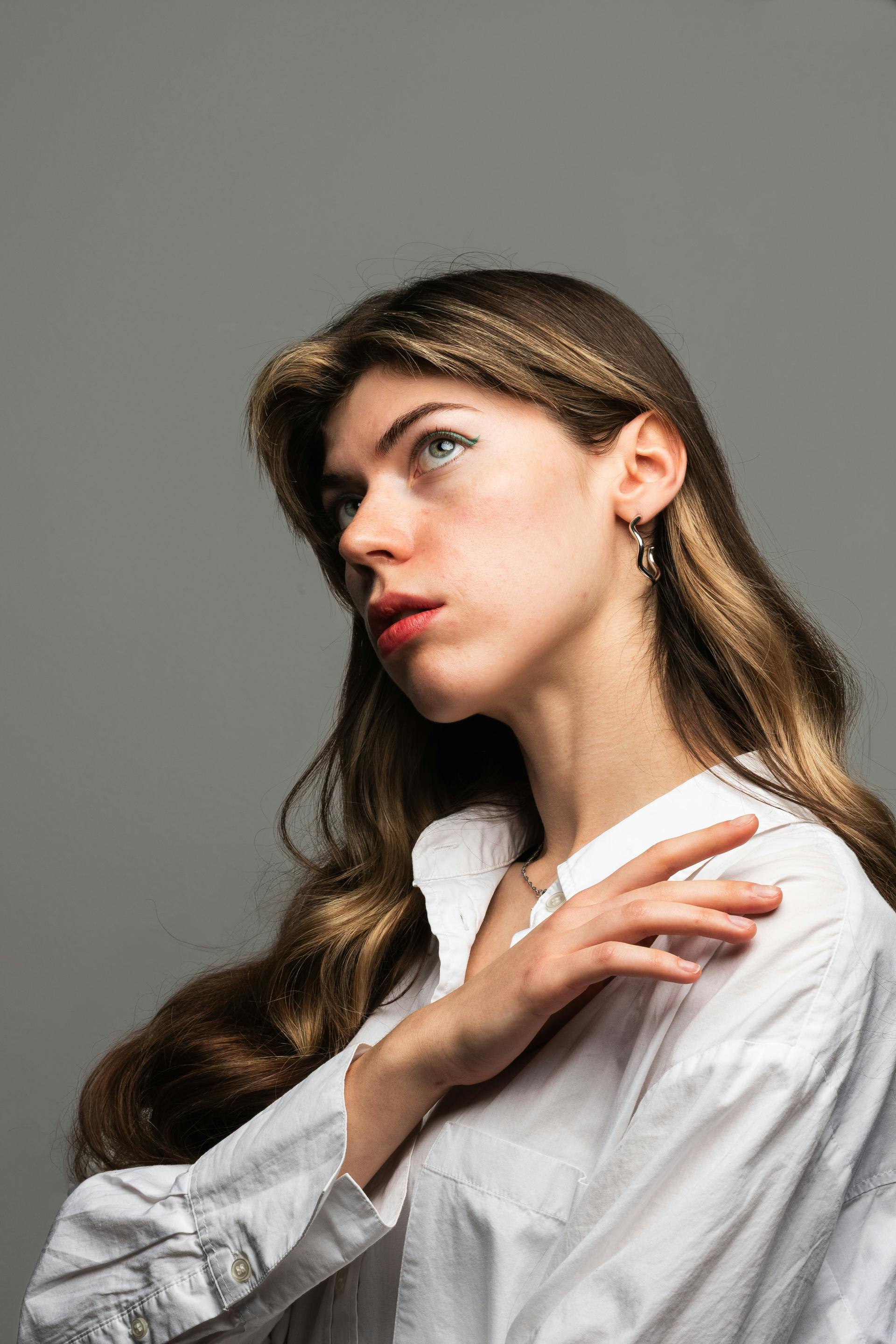 Eine in Gedanken versunkene Frau | Quelle: Pexels
