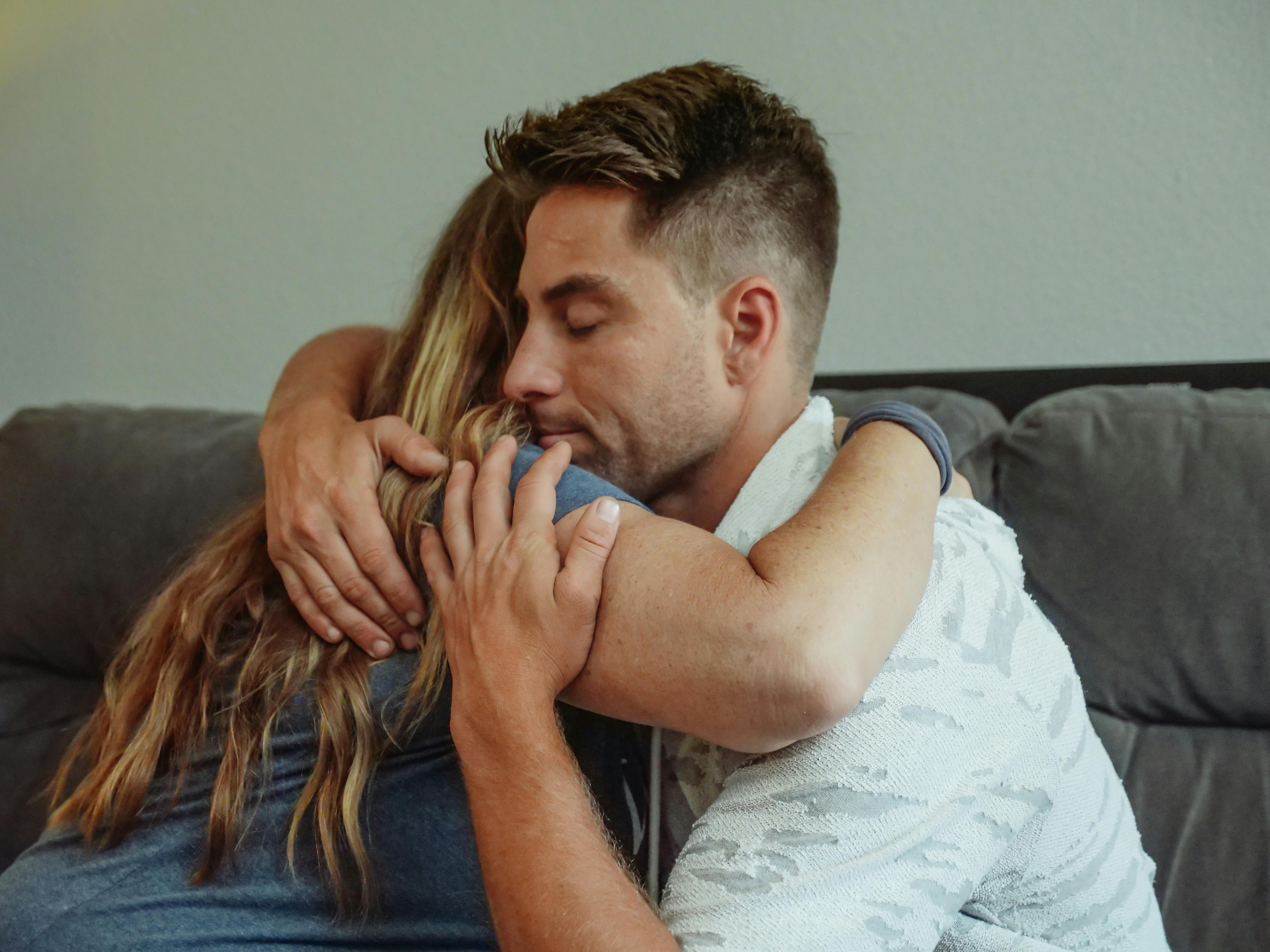 Ein Mann, der eine Frau umarmt | Quelle: Pexels