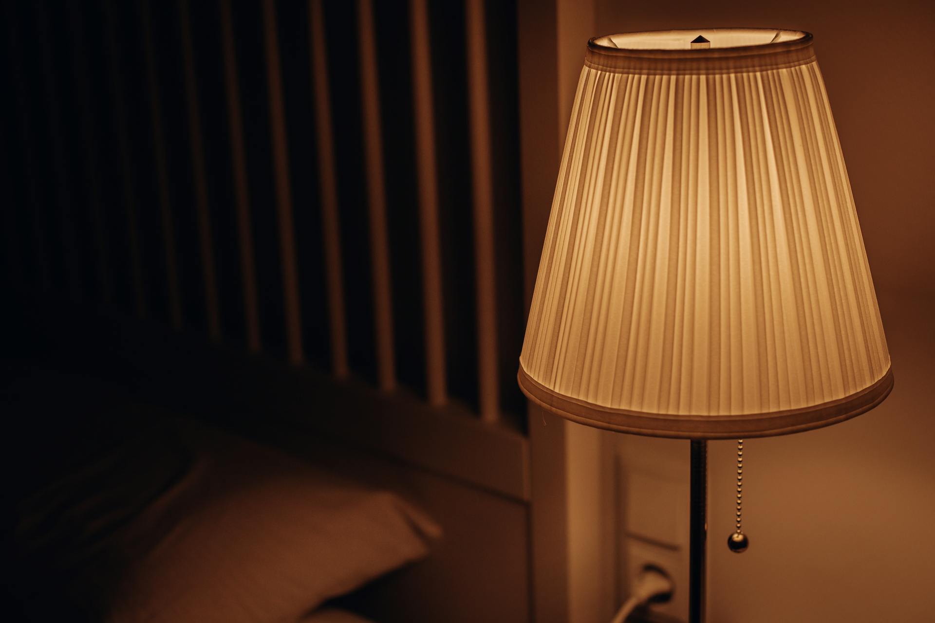 Eine Lampe auf einem Tisch | Quelle: Pexels