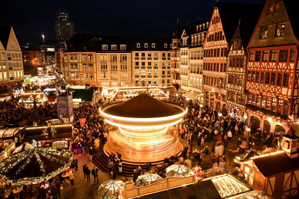 Menschen besuchen die gerade eröffnete Weihnachtsmarkt auf dem Römerberg in Frankfurt am Main, Westdeutschland, am 25. November 2024. | Quelle: Getty Images