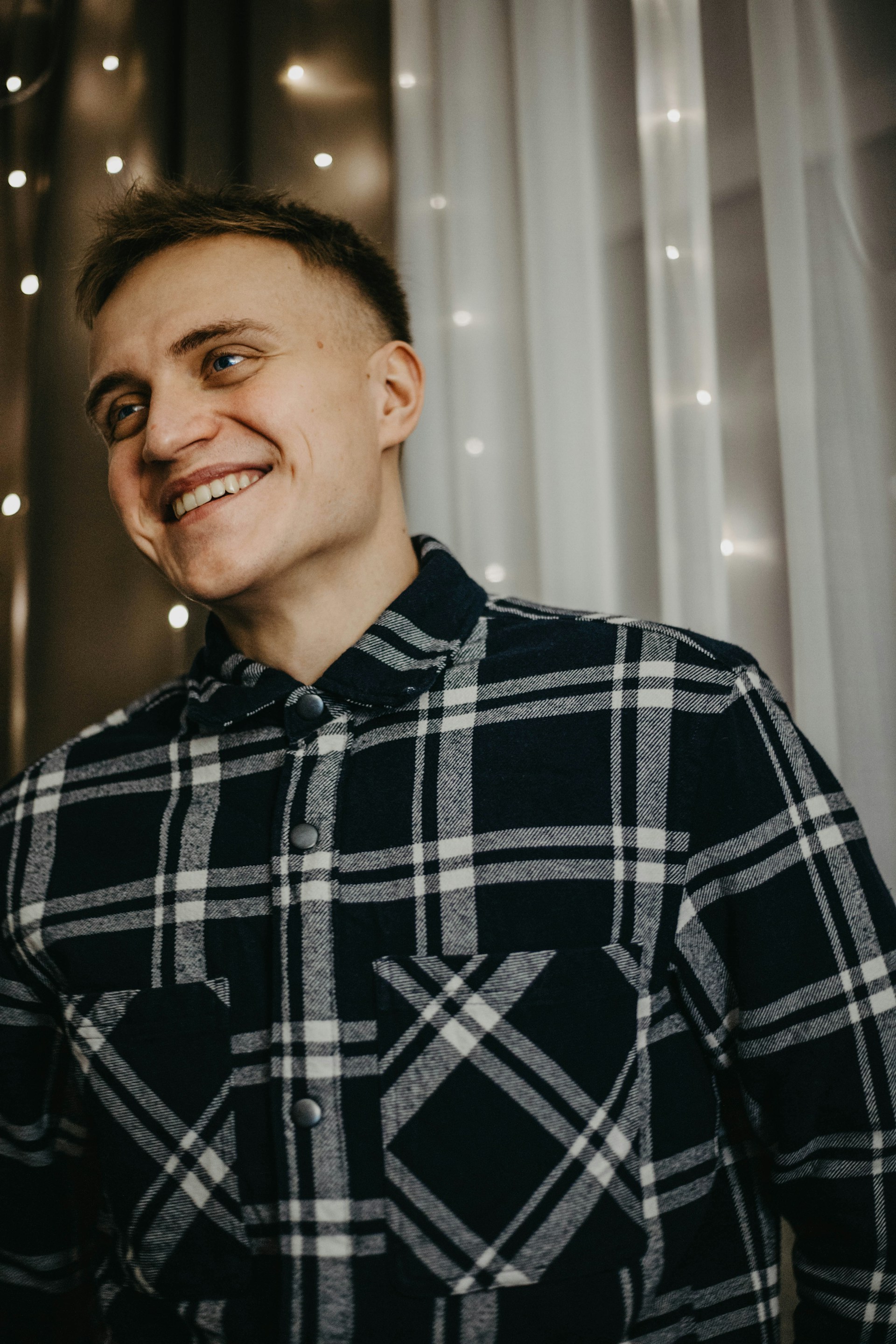 Ein Mann, der jemanden anlächelt | Quelle: Unsplash