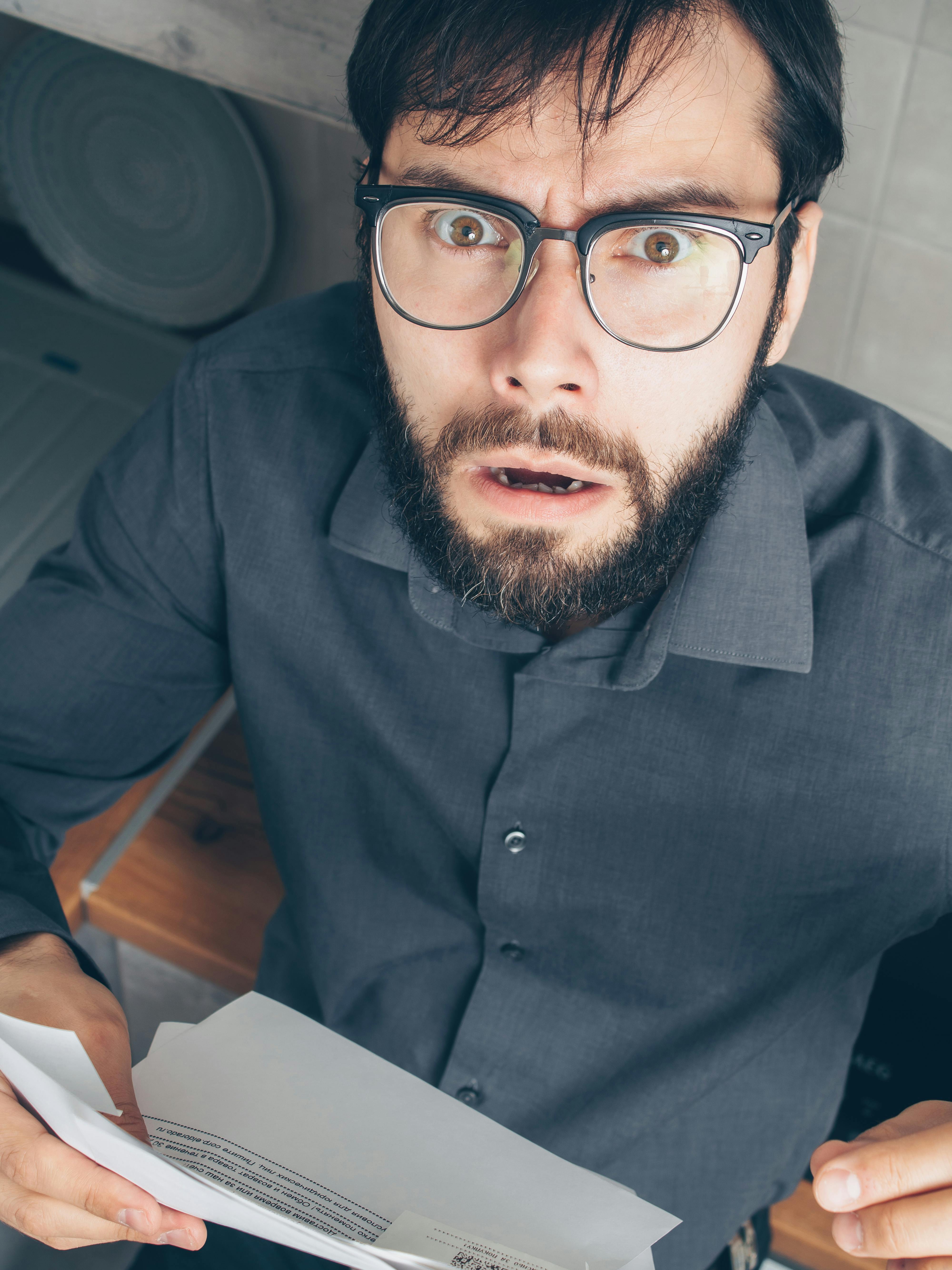 Ein schockierter Mann | Quelle: Pexels