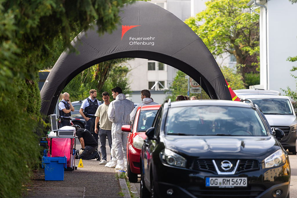06. Juli 2026, Baden-Württemberg, Offenburg: Beamte der Kriminalpolizei und der Kriminaltechnik sind am Tatort. Nach einer Schießerei fand die Polizei einen toten Mann und eine verletzte Frau, die später im Krankenhaus starb. | Quelle: Getty Images