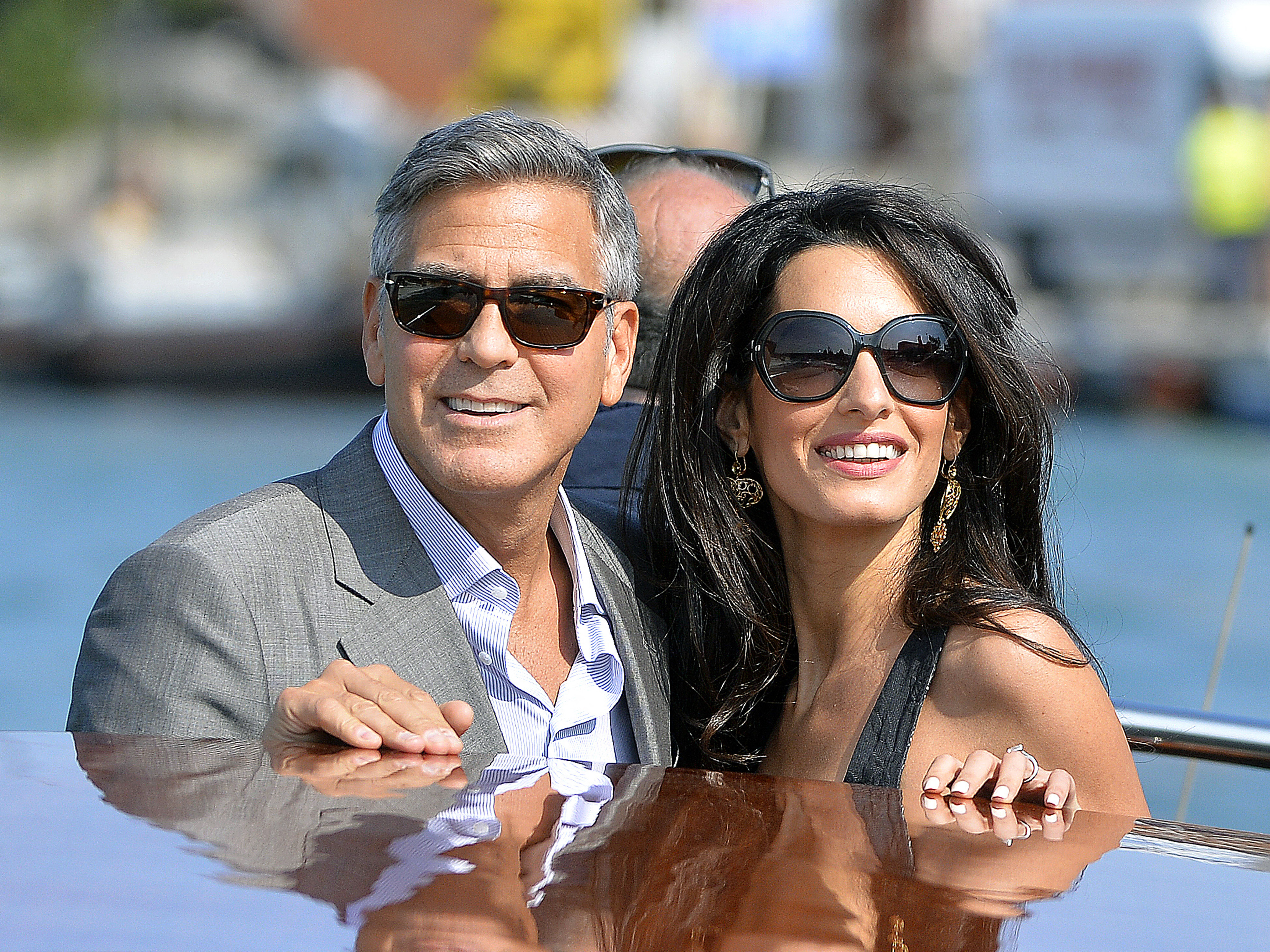 George Clooney und Amal Alamuddin auf einem Taxiboot am 26. September 2014 in Venedig, Frankreich. | Quelle: Getty Images