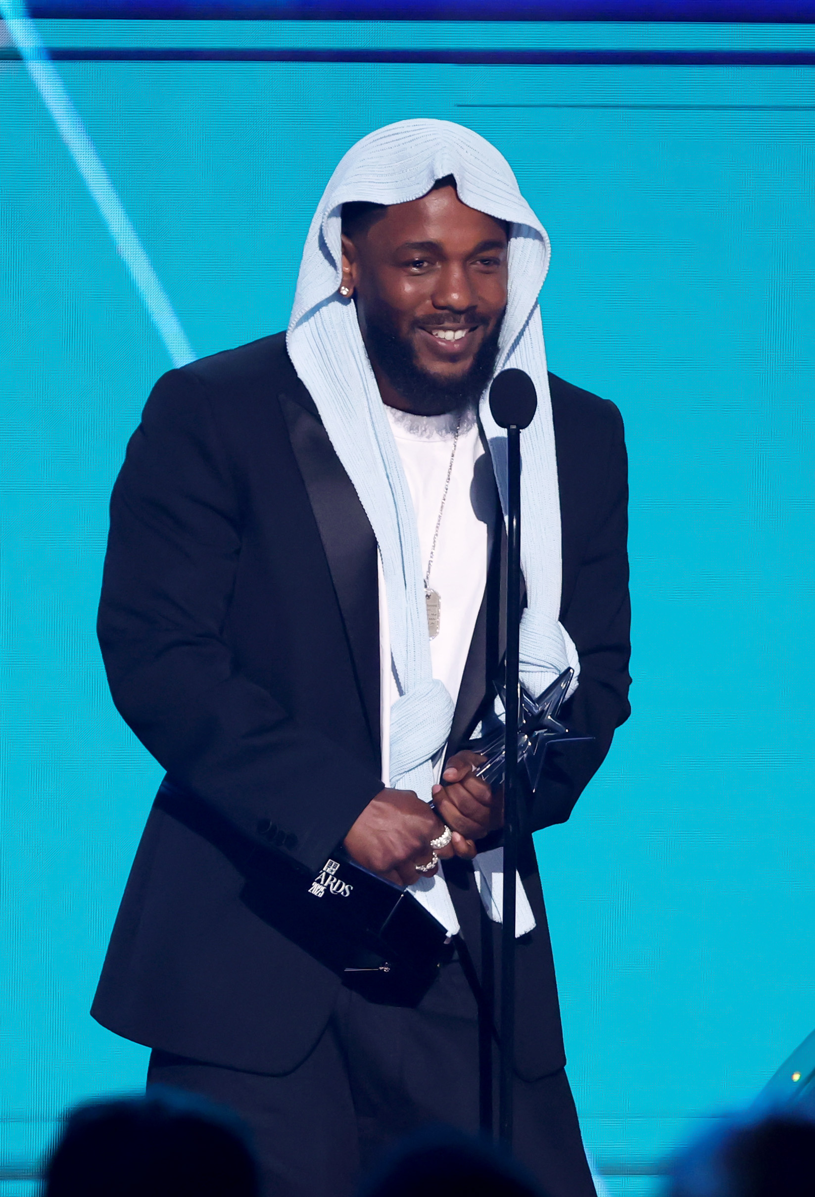 Kendrick Lamar strahlte auf der Bühne, als er bei den BET Awards 2025 im Peacock Theater das Album des Jahres erhielt