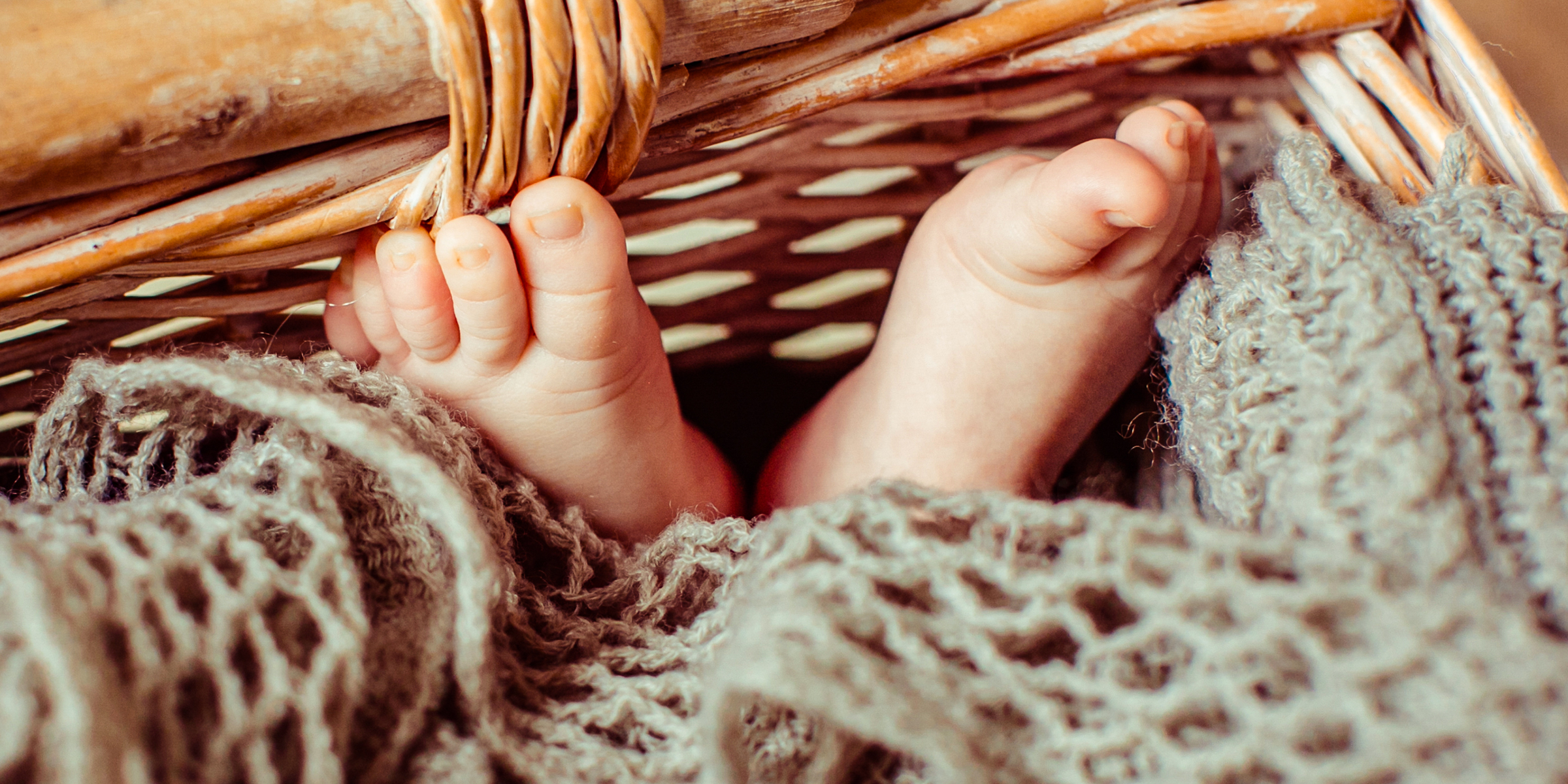Füße eines Babys, das in einem Korb liegt | Quelle: Shutterstock