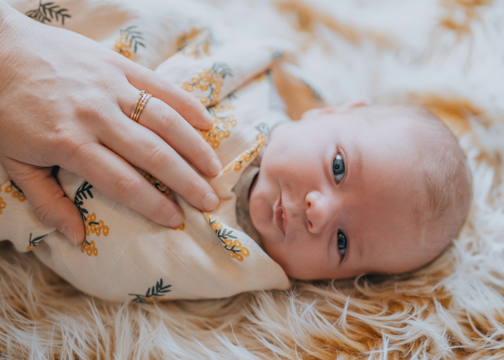 Eine Person mit einem neugeborenen Baby | Quelle: Unsplash