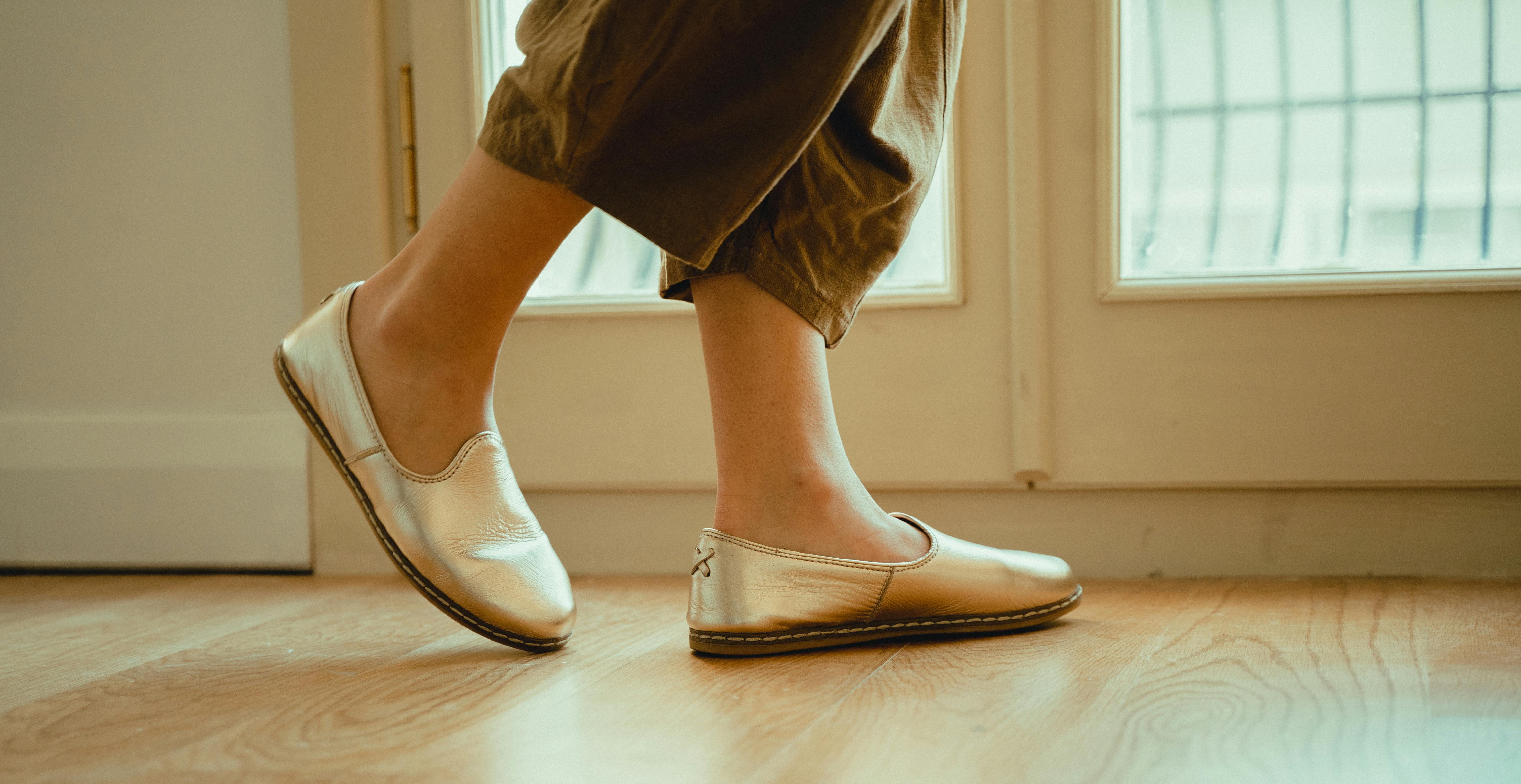 Nahaufnahme der Beine einer Frau beim Weggehen | Quelle: Pexels