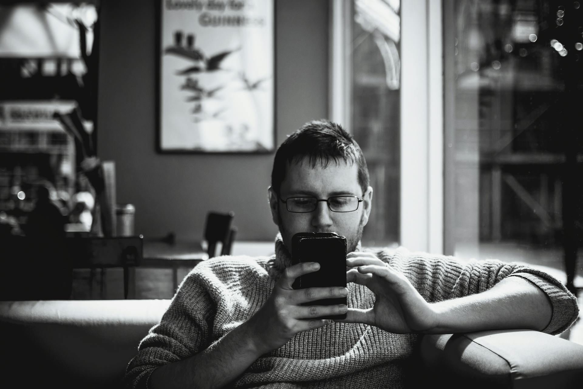 Ein Mann hält ein Handy in der Hand | Quelle: Pexels