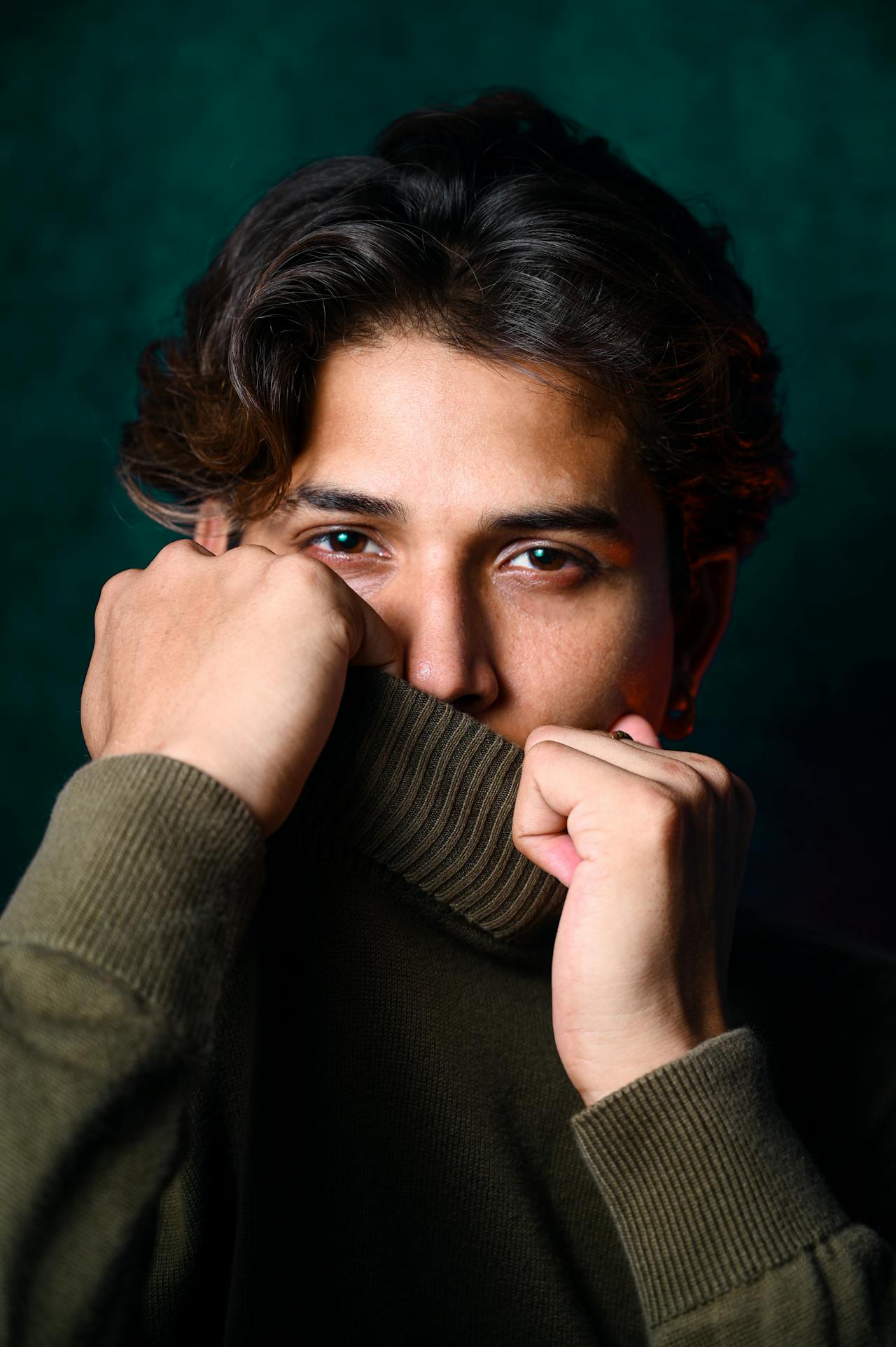 Ein junger Mann in einem grünen Pullover | Quelle: Pexels