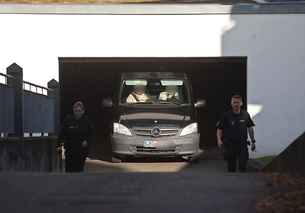 07. November 2025, Mecklenburg-Vorpommern, Rostock: Ein Fahrzeug verlässt die Tiefgarage des Amtsgerichts Rostock. Gegen eine Verdächtige im Mordfall Fabian wurde ein Haftbefehl erlassen. | Quelle: Getty Images