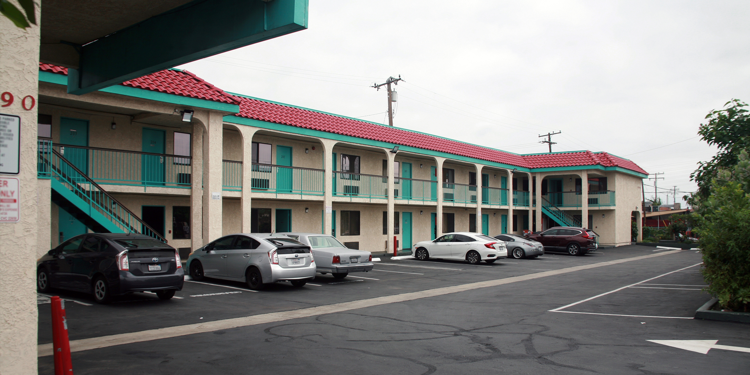 Vor einem Motel geparkte Autos | Quelle: Shutterstock