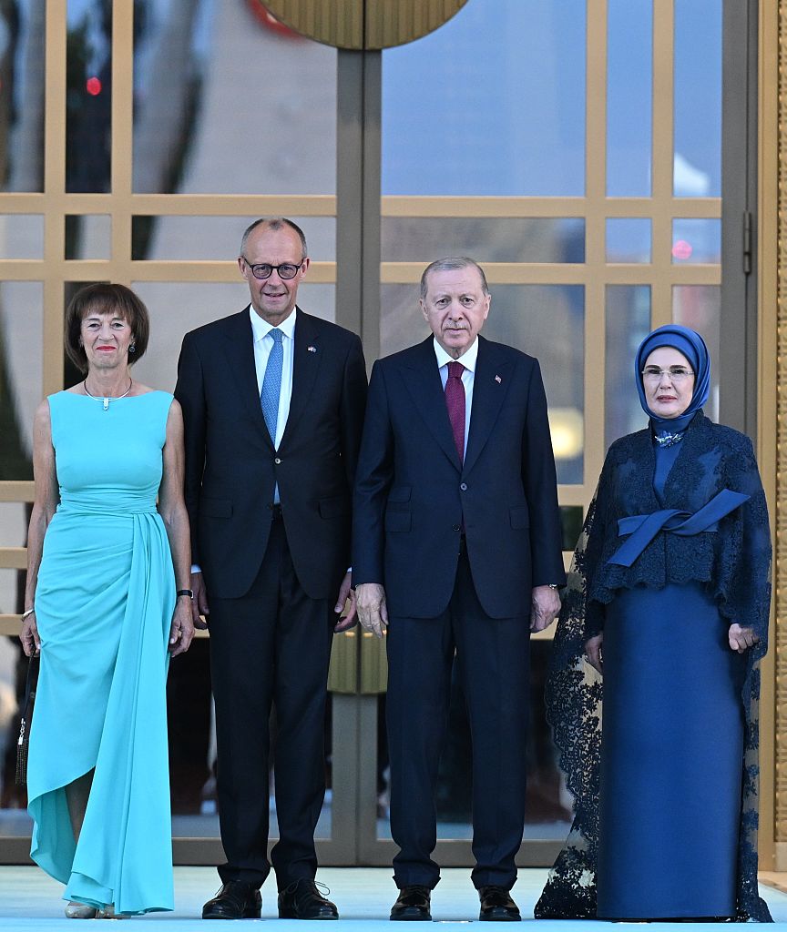 Der türkische Präsident Recep Tayyip Erdogan (2. von rechts) und seine Frau Emine Erdogan (rechts) begrüßen den deutschen Bundeskanzler Friedrich Merz (2. von links) und seine Frau Charlotte Merz (links) bei einem Empfang für die am 36. NATO-Gipfel teilnehmenden Staats- und Regierungschefs und ihre Ehepartner im Präsidentenpalast in Ankara, Türkei, am 7. Juli 2026. | Quelle: Getty Images