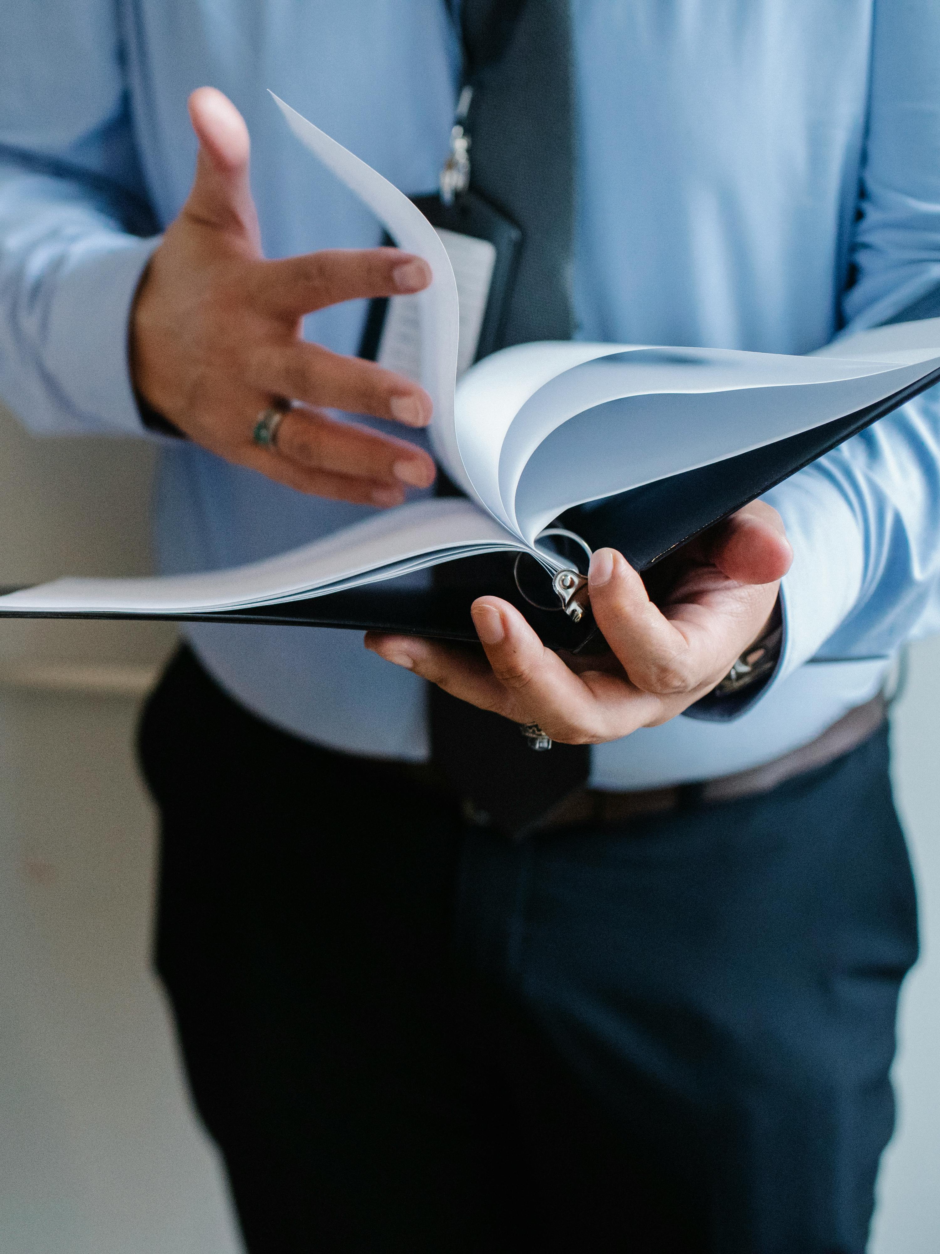 Mężczyzna przeglądający dokumenty | Źródło: Pexels