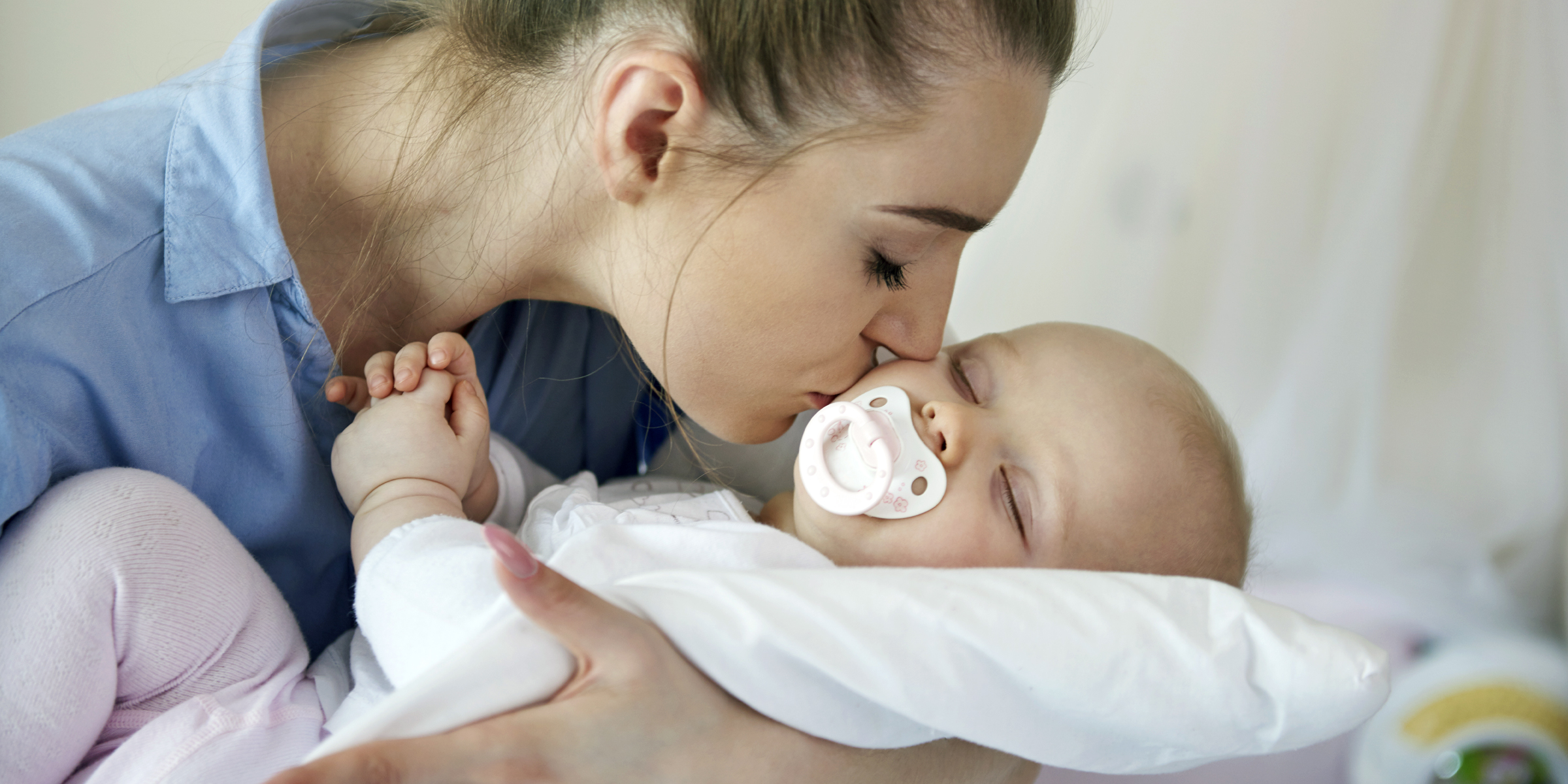 Eine Frau, die ihr Baby küsst | Quelle: Freepik
