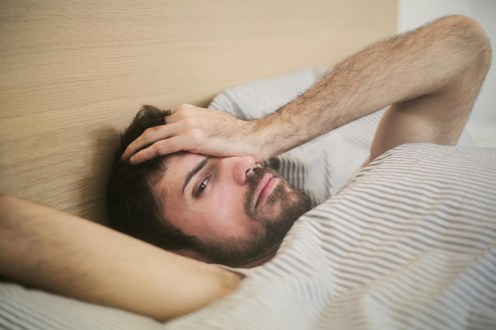 Ein Mann liegt im Bett | Quelle: Pexels