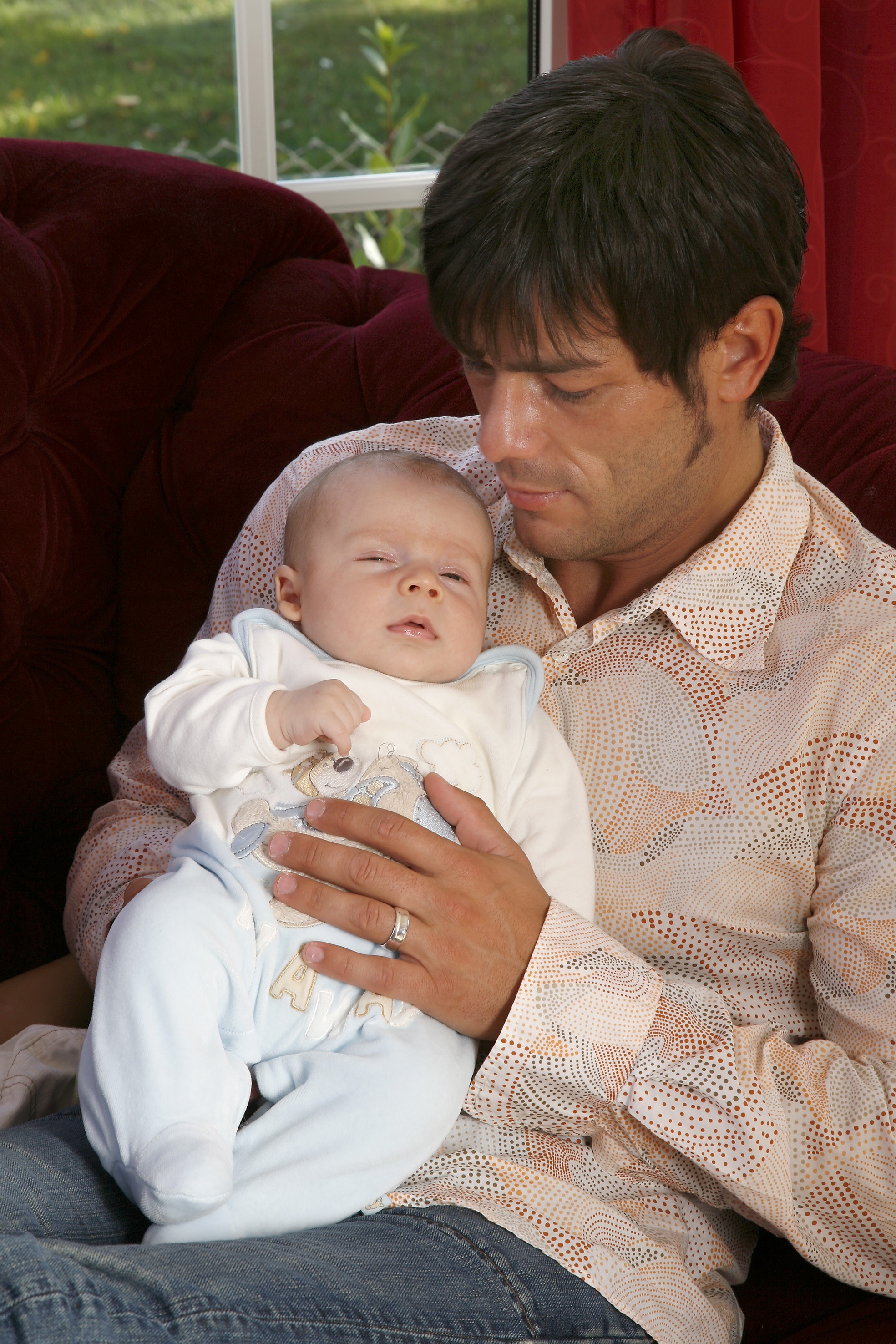 Adrian Ursache mit dem 7 Wochen alten Laurin-Maurice, 2006 | Quelle: GettyImages