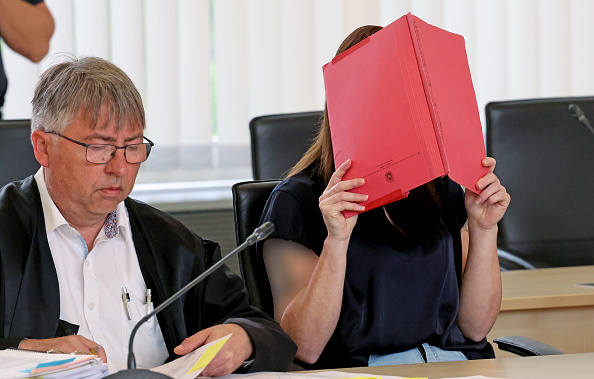 Angeklagte Gina.H und ihr Anwalt Andreas Ohm im Mordprozess im Fall Fabian, Rostock, 27. Mai 2026. | Quelle: Getty Images