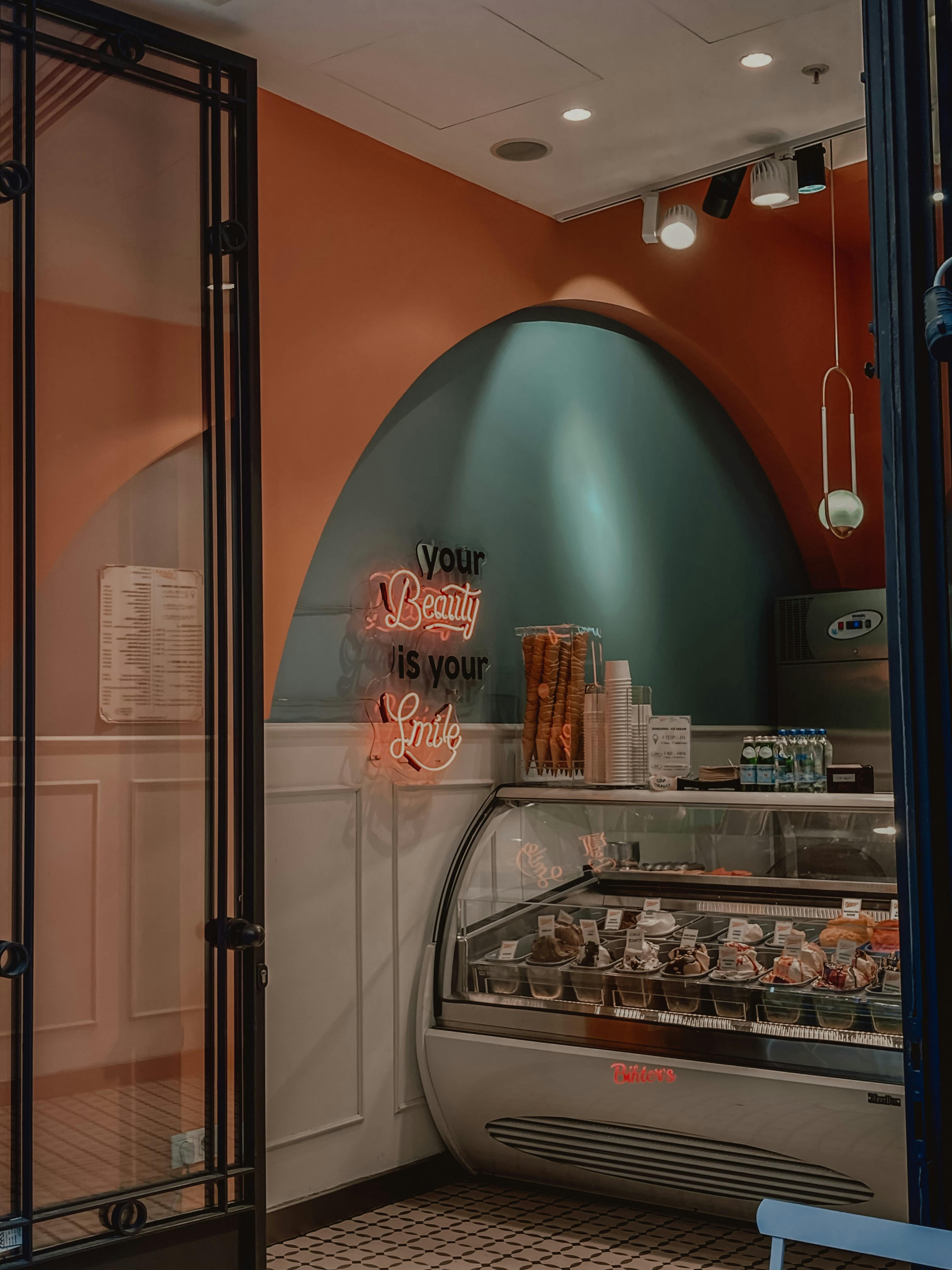 Das Innere eines Eiscafés | Quelle: Pexels