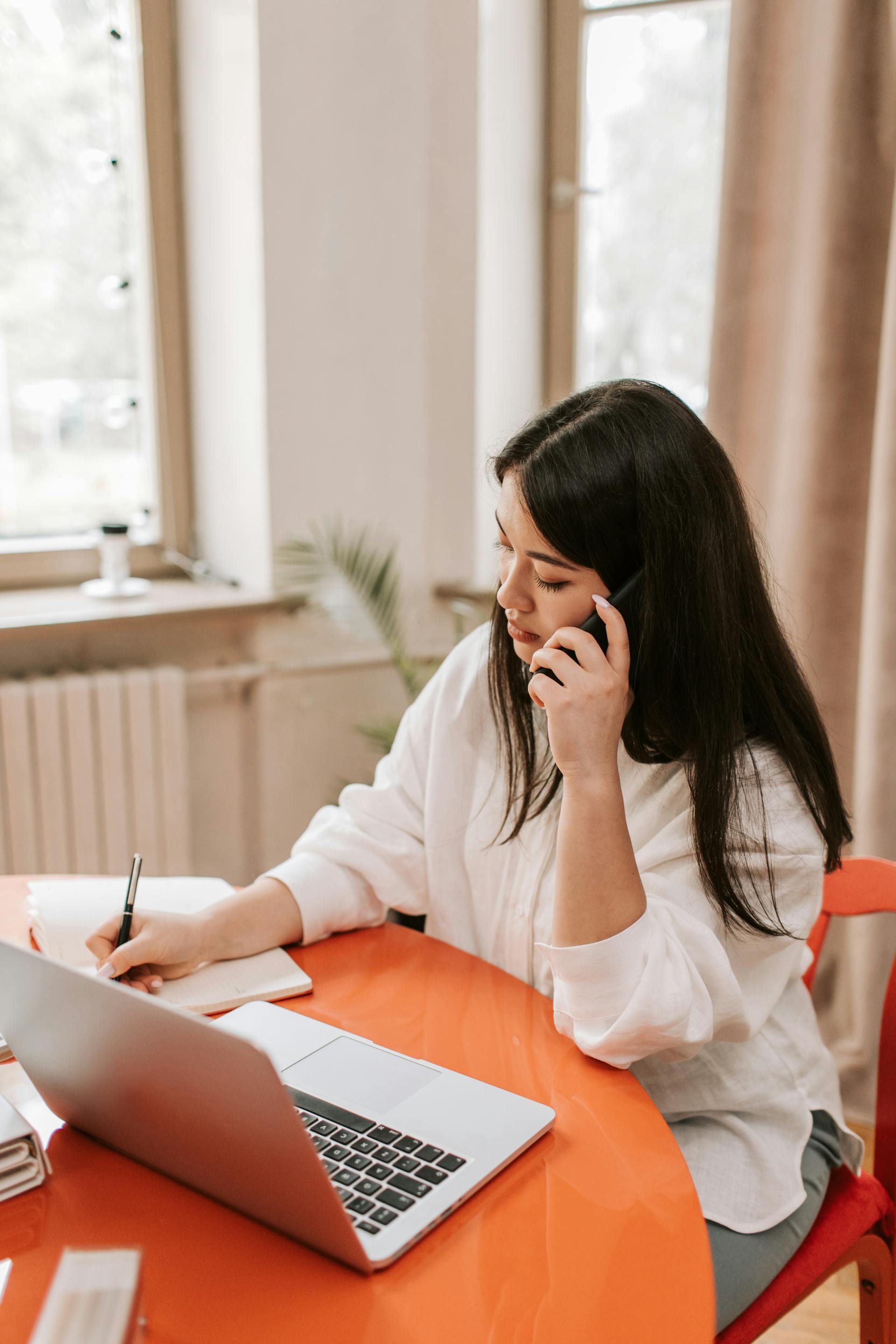 Eine Frau, die in ihr Telefon spricht | Quelle: Pexels