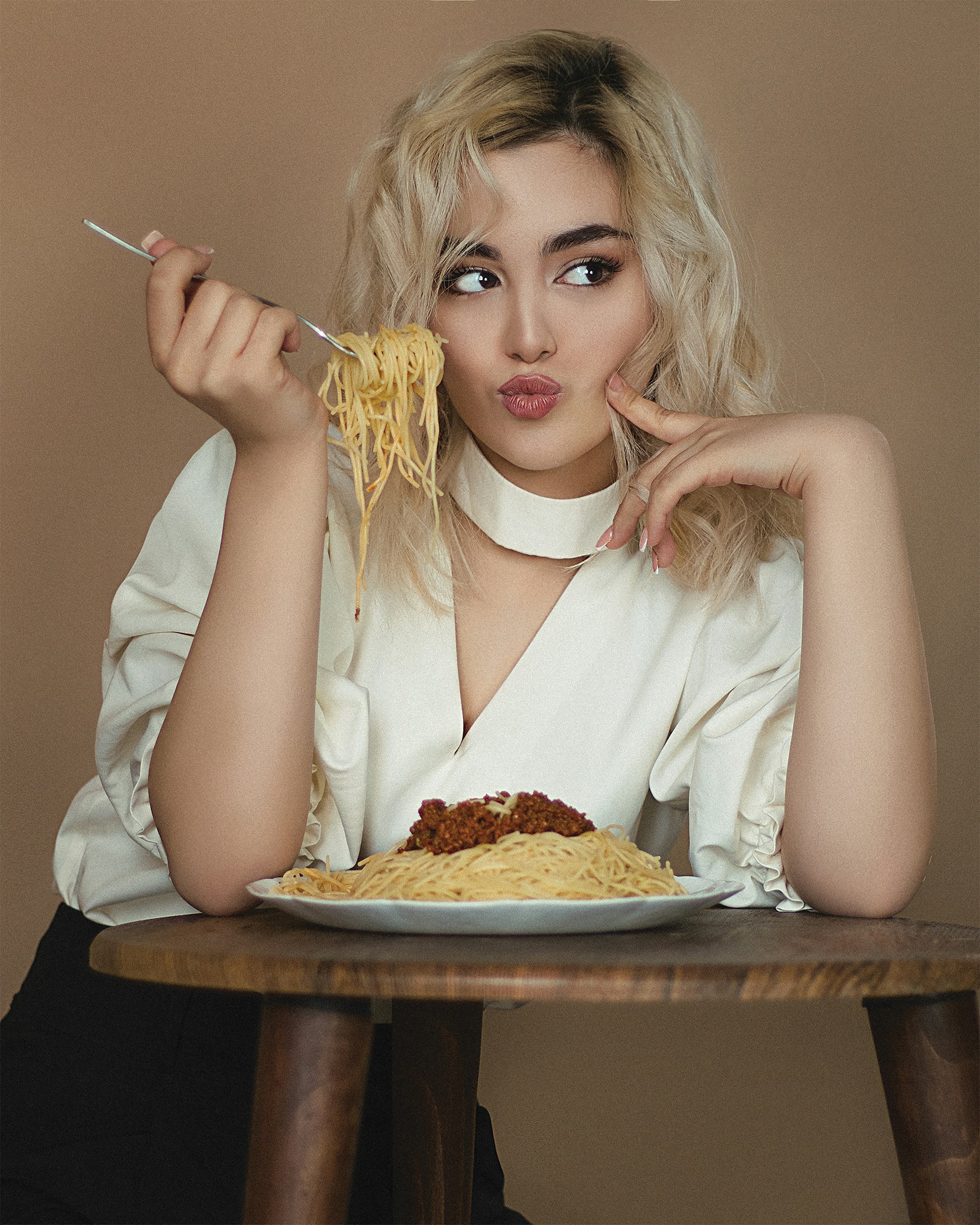 Eine Frau, die einen Teller Spaghetti genießt | Quelle: Unsplash