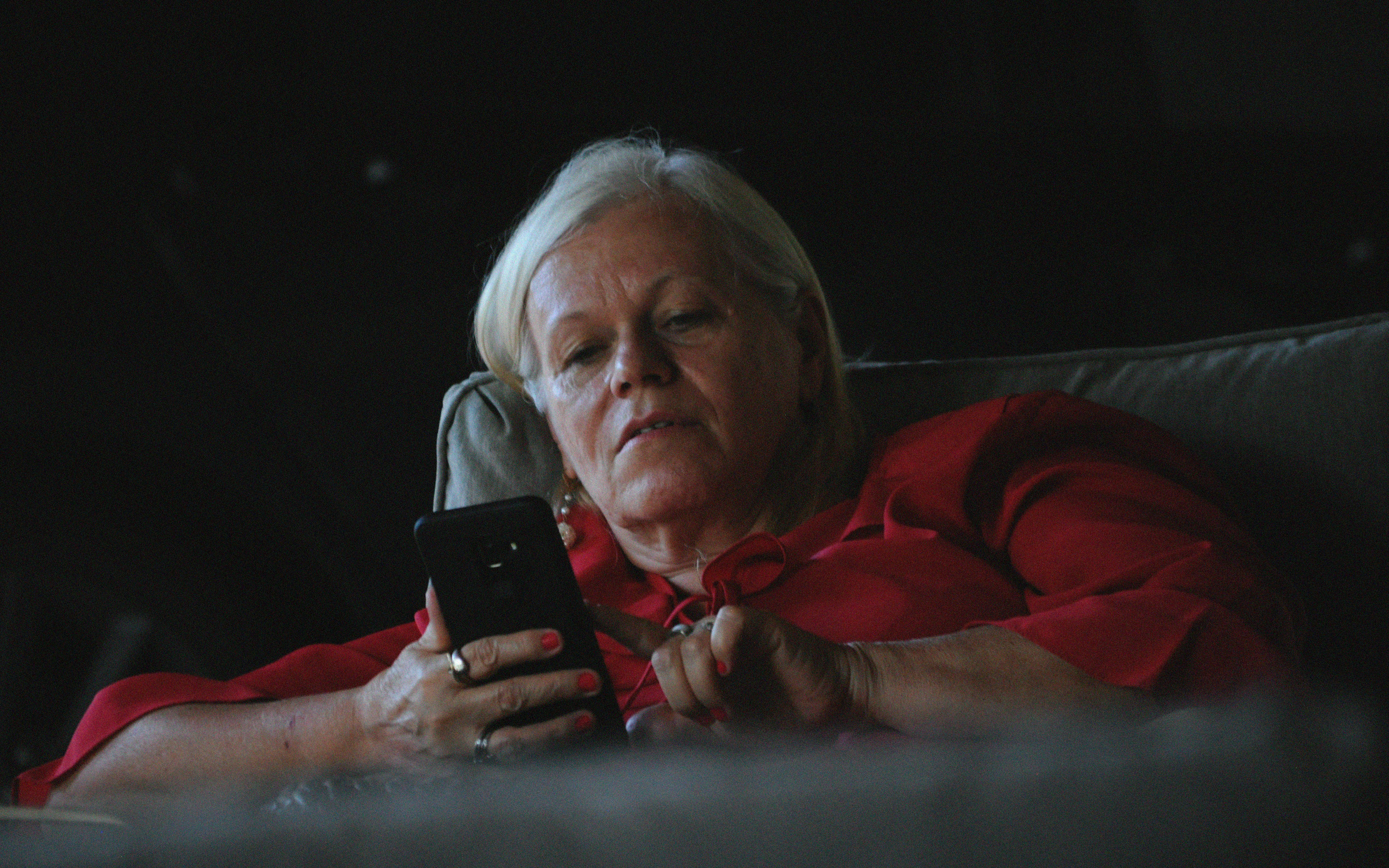 Eine aufgebrachte Frau, die ihr Telefon benutzt | Quelle: Unsplash