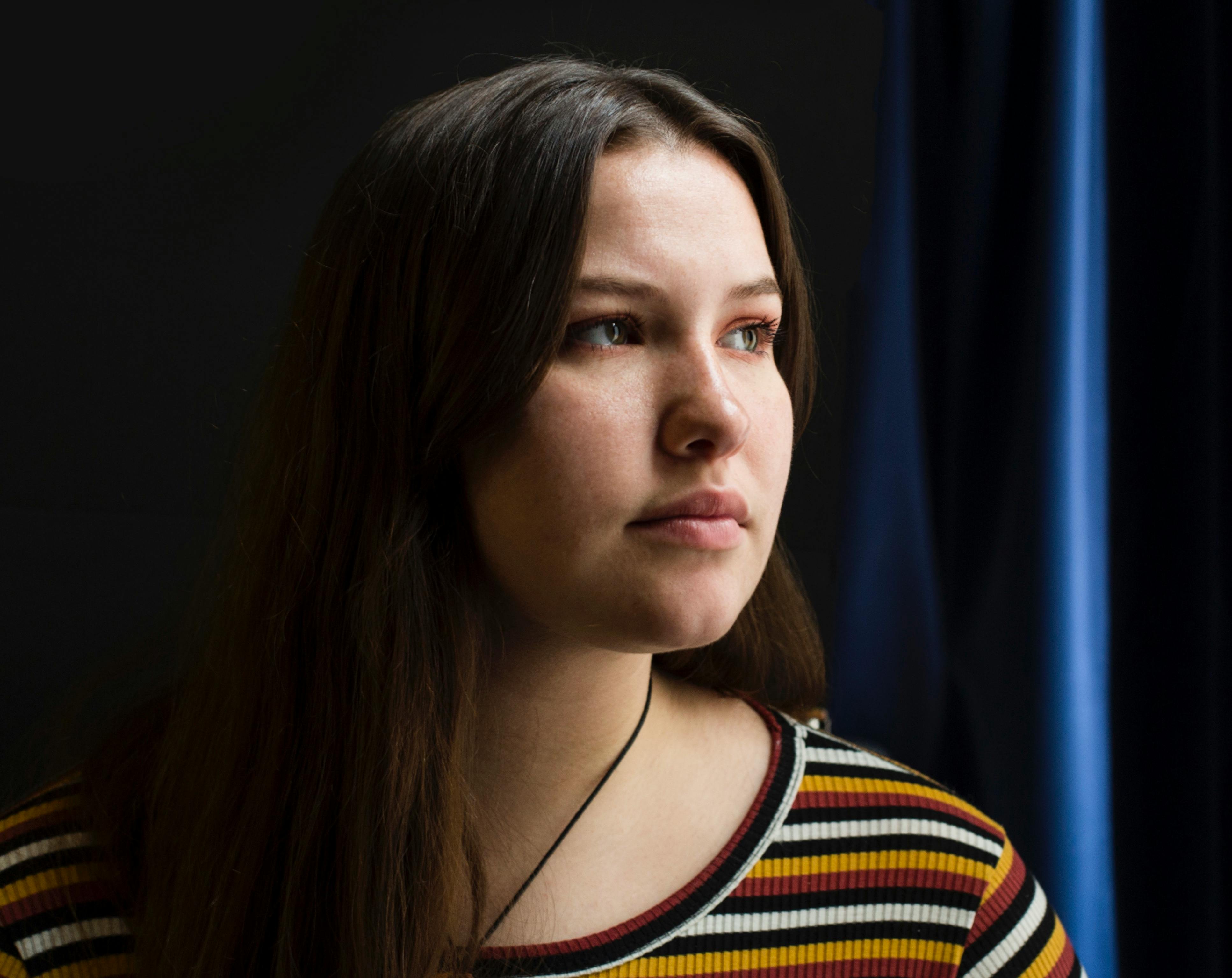 Ernste Frau mit Blick zur Seite | Quelle: Pexels
