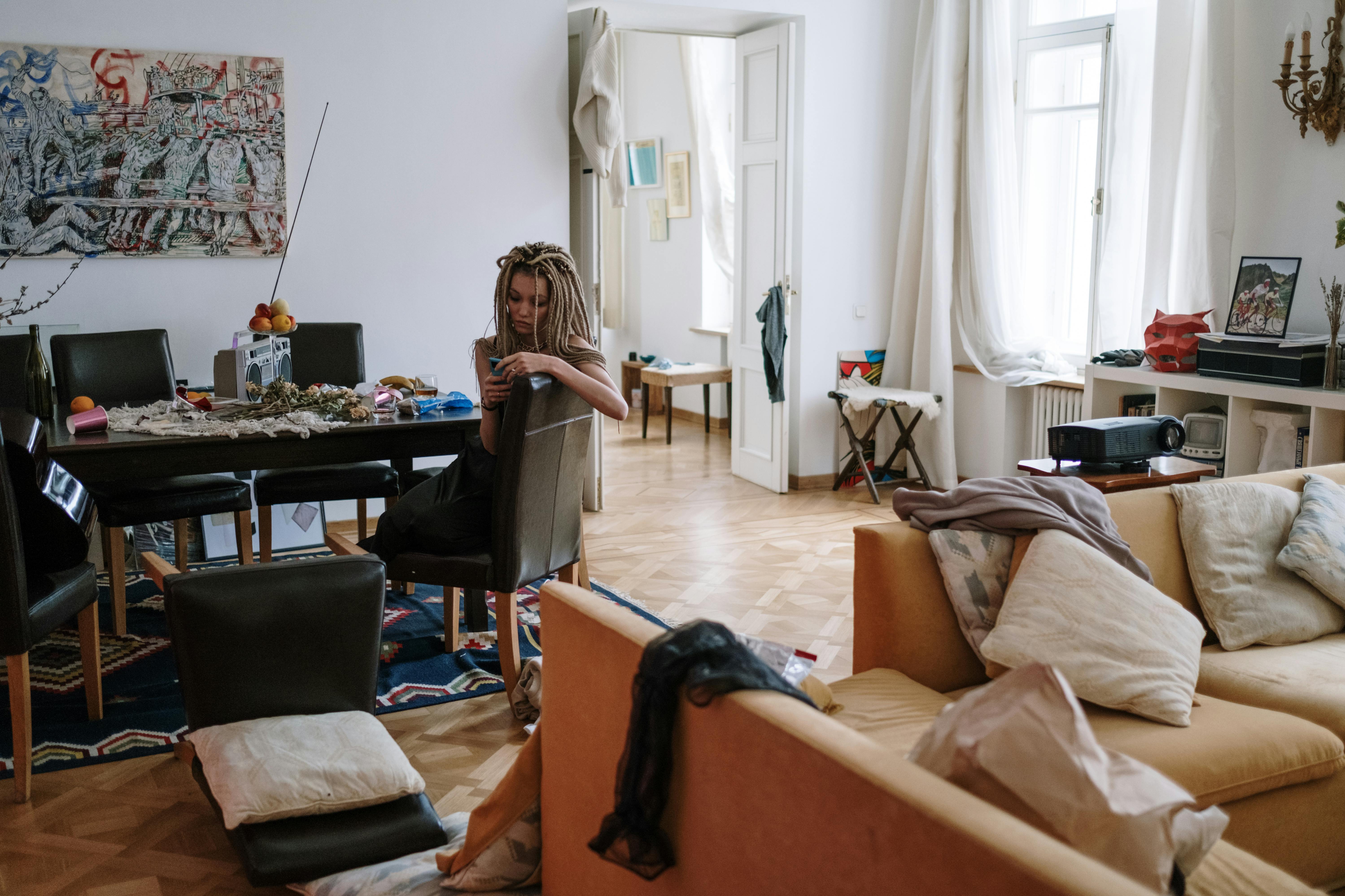 Eine Frau in einer unordentlichen Wohnung | Quelle: Pexels