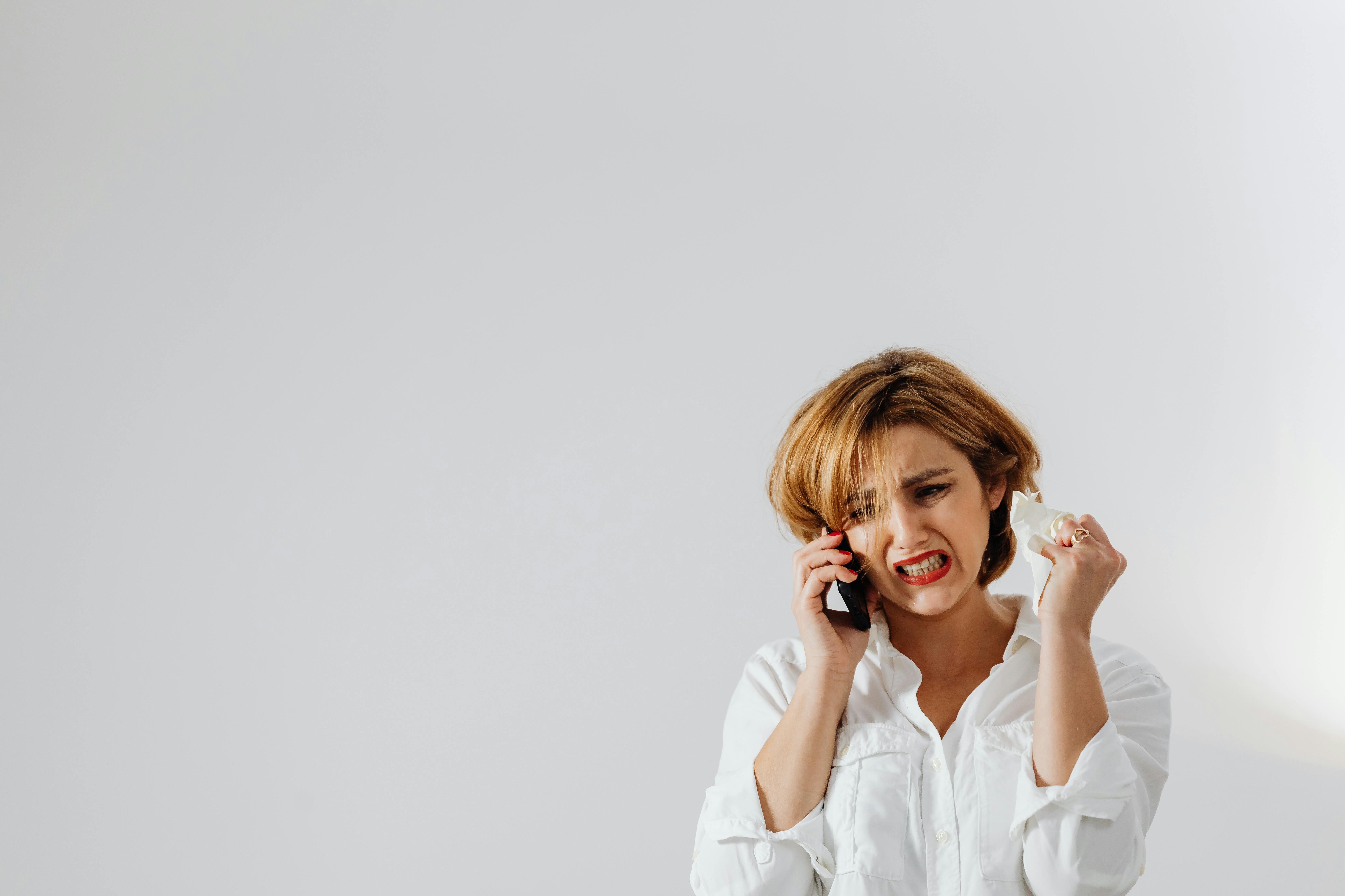 Eine aufgebrachte Frau, die telefoniert | Quelle: Pexels