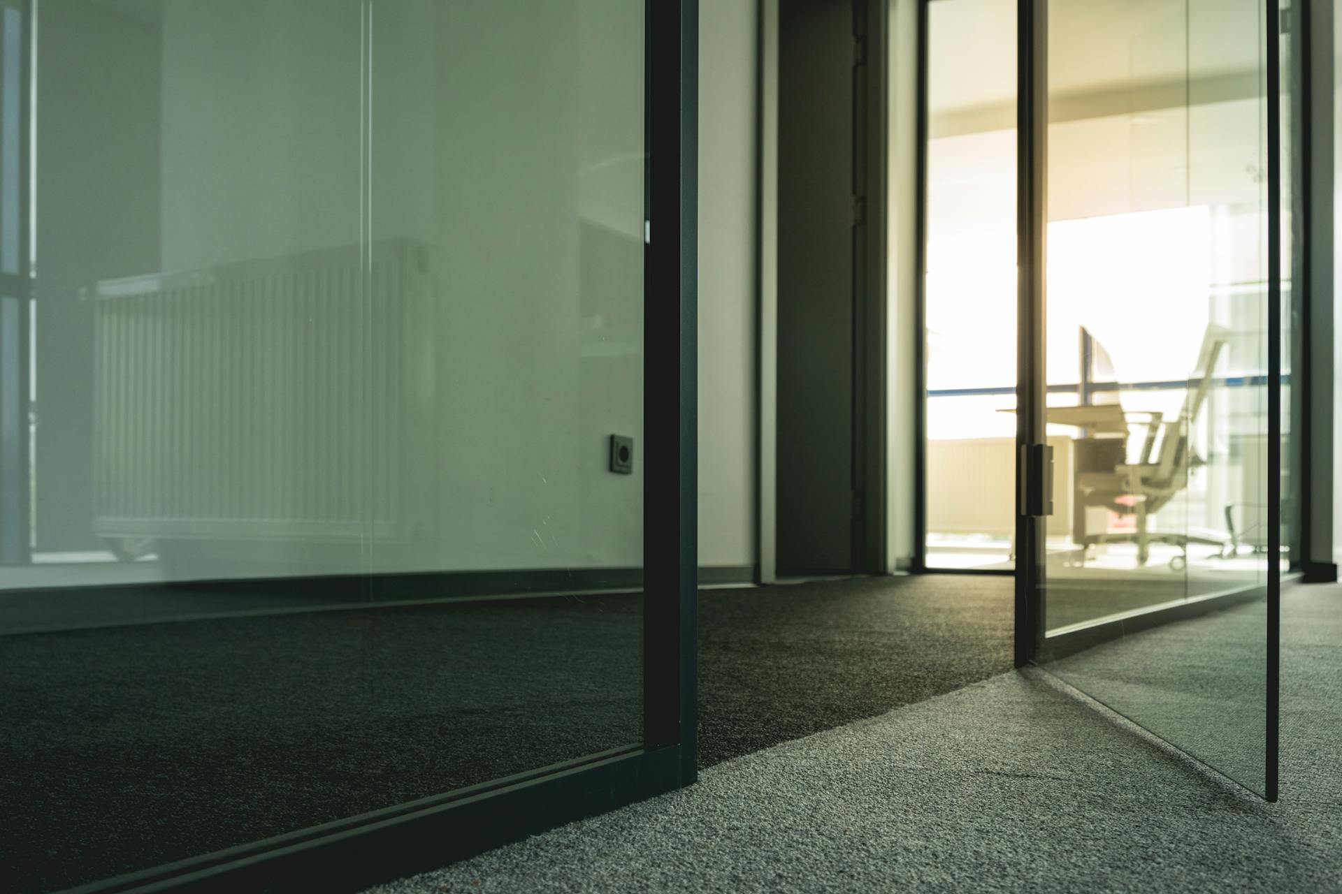 Glastüren in einem Büro | Quelle: Pexels