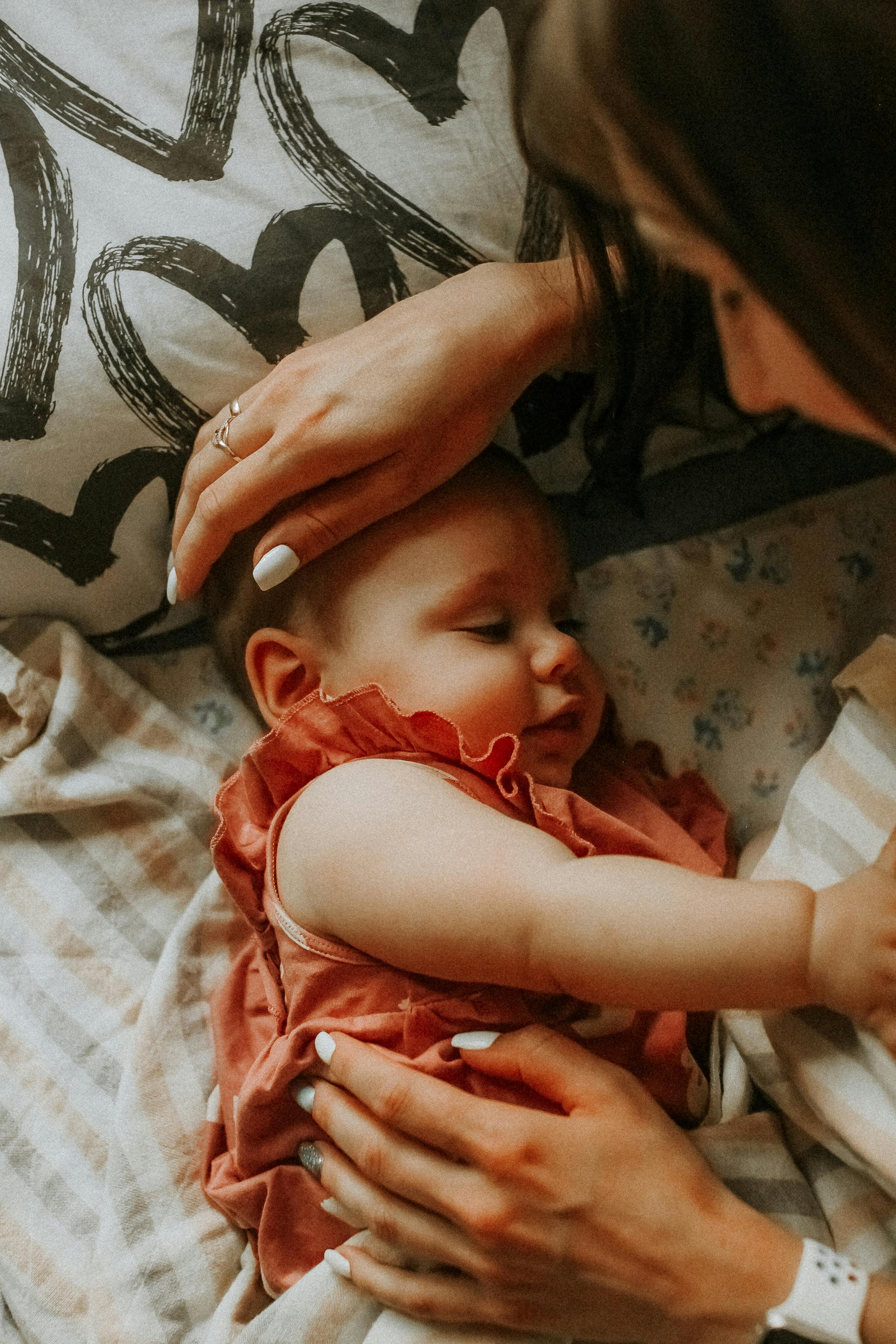 Eine Mutter, die sich um ihr Baby kümmert | Quelle: Pexels