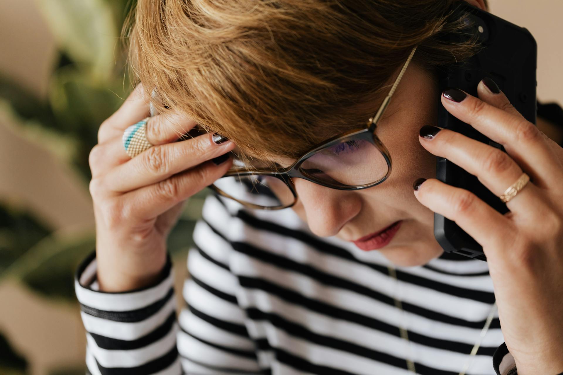 Eine angespannte Frau beim Telefonieren | Quelle: Pexels