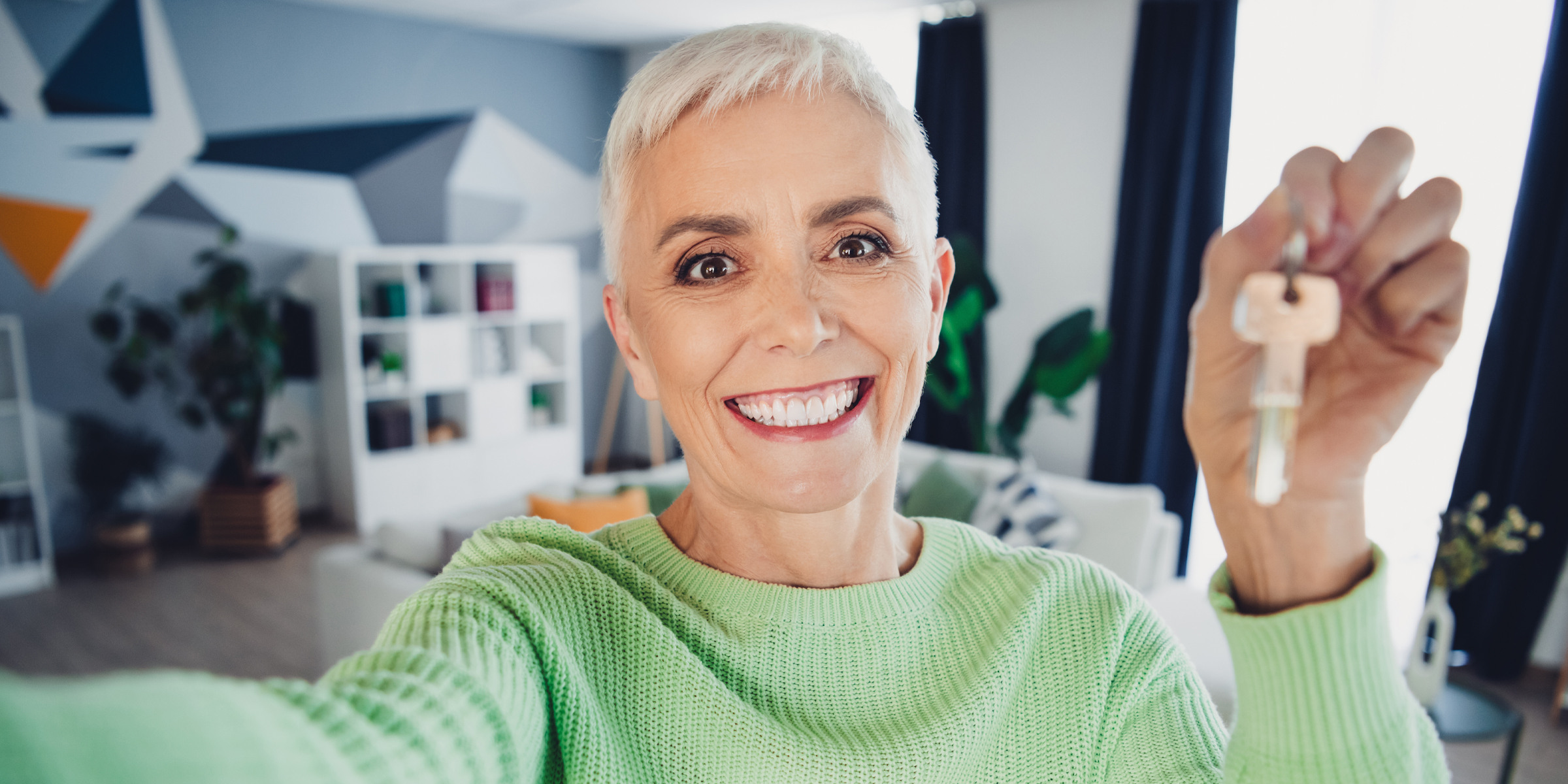 Eine Frau, die einen Schlüssel hält | Quelle: Shutterstock