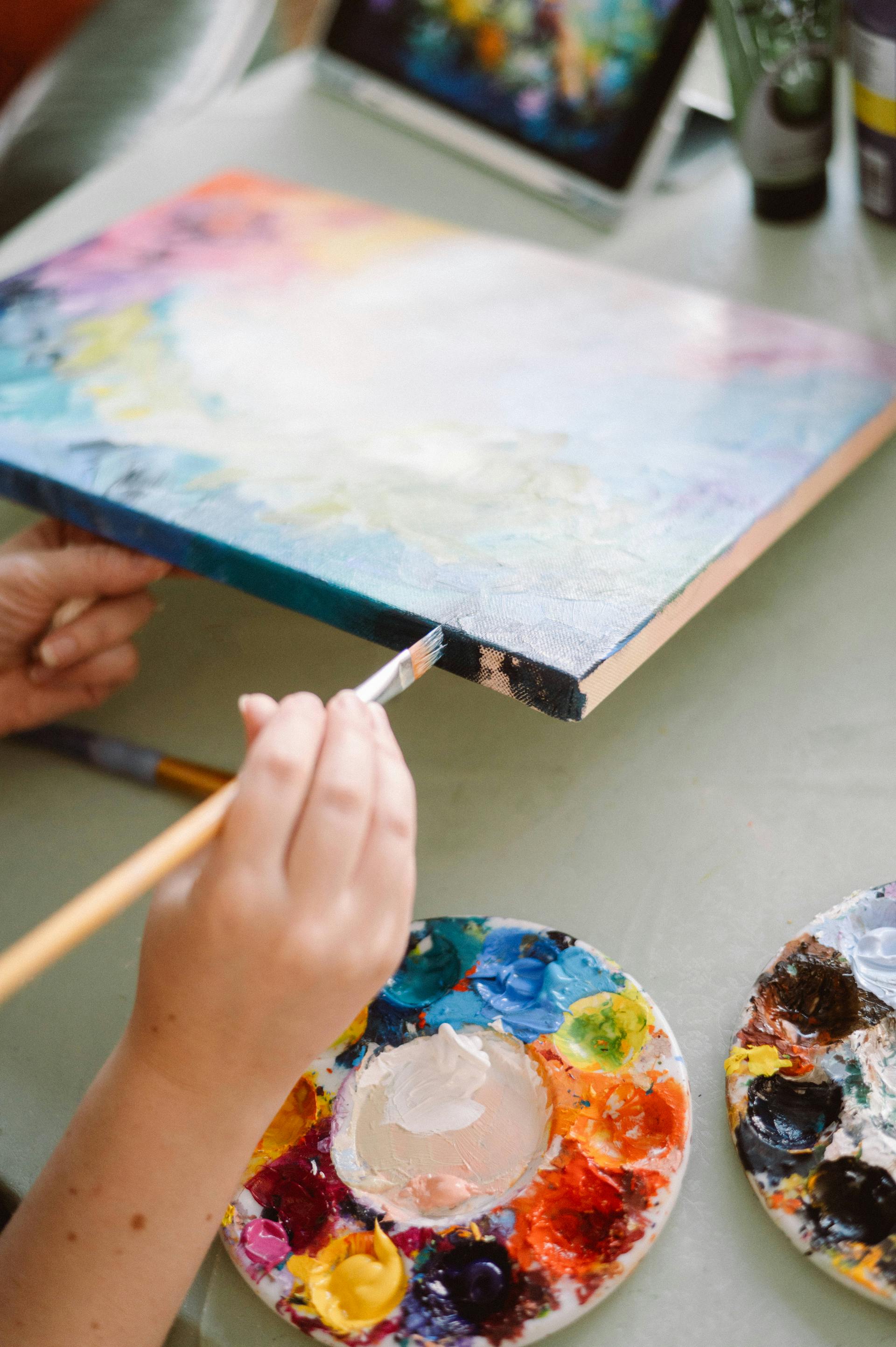 Ein Kind hält einen Pinsel | Quelle: Pexels