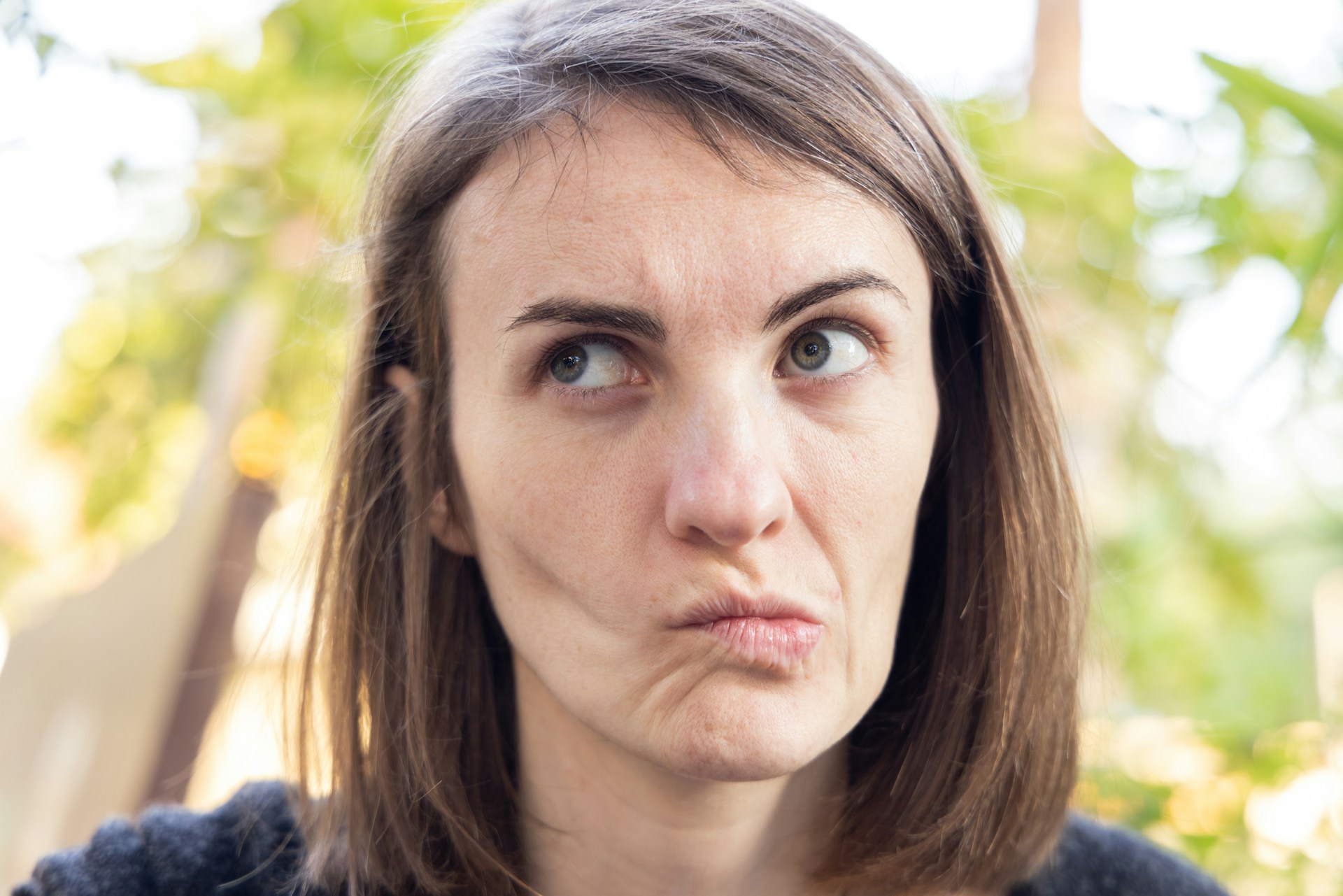 Eine Frau, die ein Gesicht zieht | Quelle: Unsplash