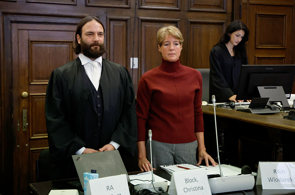 Die angeklagte deutsche Unternehmerin und Gastronomin Christina Block und ihr Anwalt Ingo Bott blicken vor der Fortsetzung des Prozesses gegen sie wegen mutmaßlicher Kindesentführung am 29. Oktober 2025 vor dem Landgericht in Hamburg, Norddeutschland, in die Zukunft. | Quelle: Getty Images