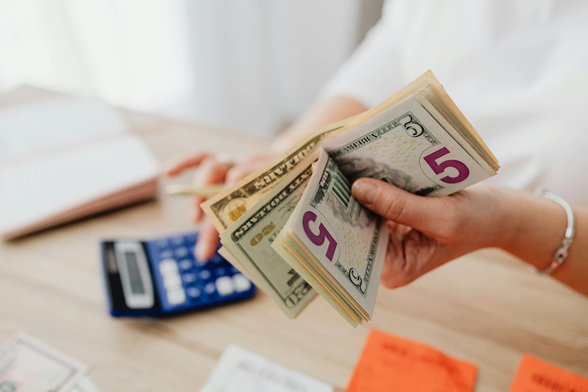 Eine Frau mit Geld in der Hand | Quelle: Pexels
