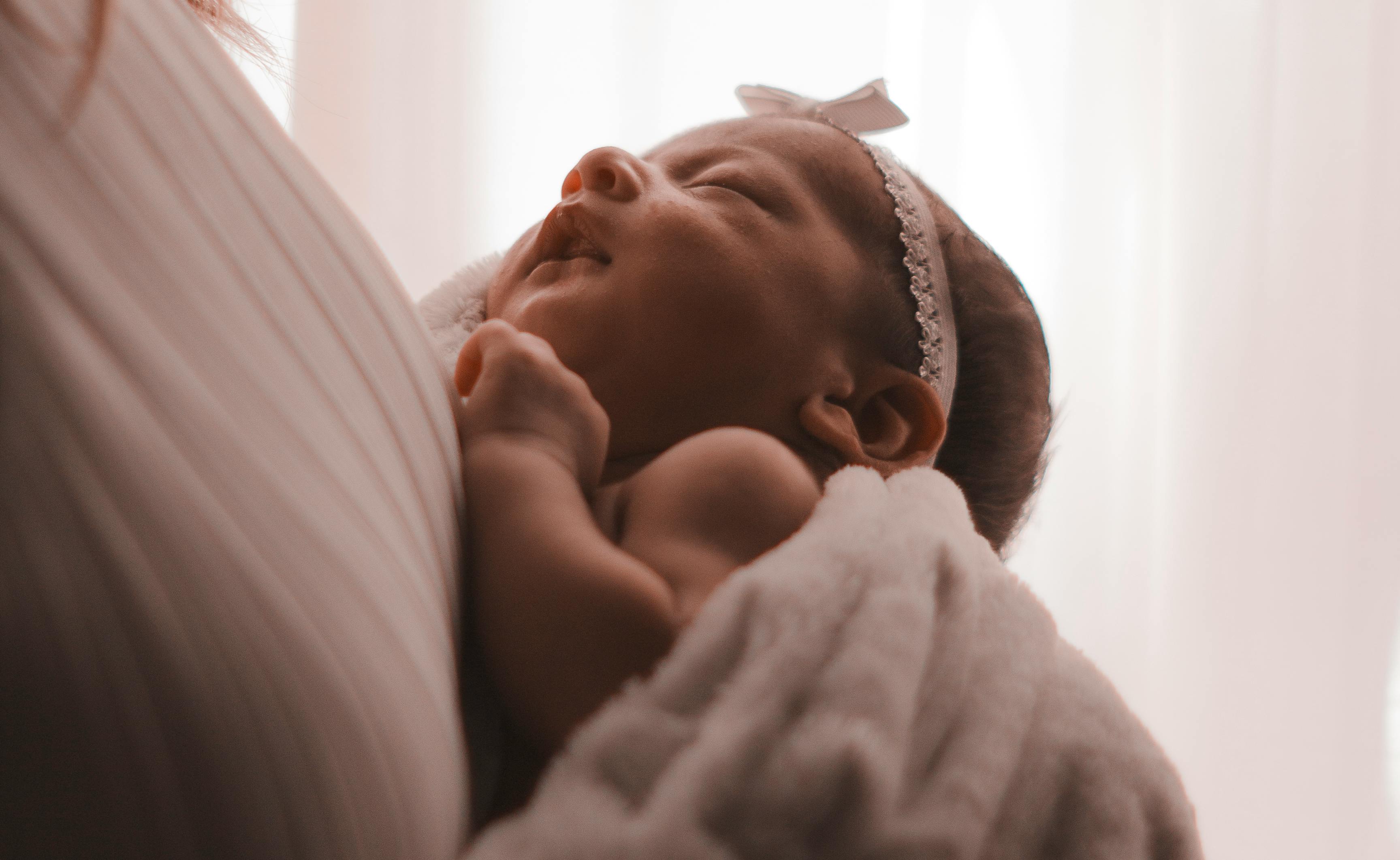 Eine Mutter hält ein neugeborenes Baby | Quelle: Pexels