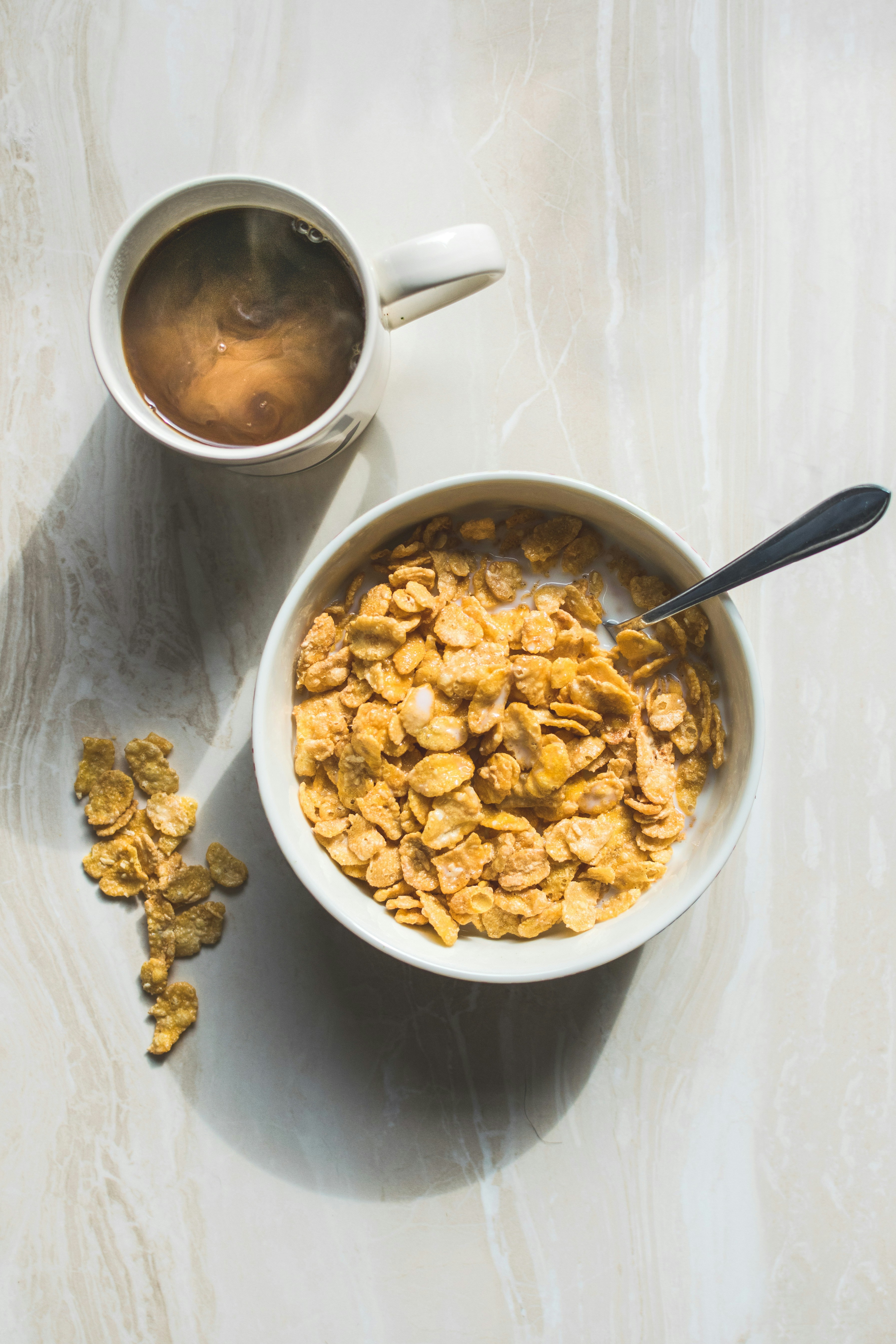 Eine Schüssel mit Müsli und eine Tasse Kaffee | Quelle: Unsplash